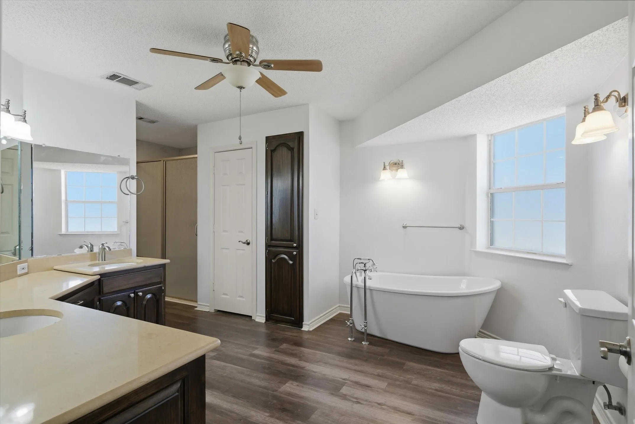 Single Family Residence For Sale in Van Zandt County , 2146 VZ County Road 2205, Canton, Texas 75103, 3 Bedroom, 3 Bathroom, 6 Garage spaces, 2,950 Sqft, built in 1998, Preowned, mls#21196797, Real Estate Agent in Canton, Homes For Sale in Van Zandt county, Homes For Sale in Canton, Realtor in Canton Texas, Real Estate Brokerage Independent Realty Texas, Luminita Cordes Realtor