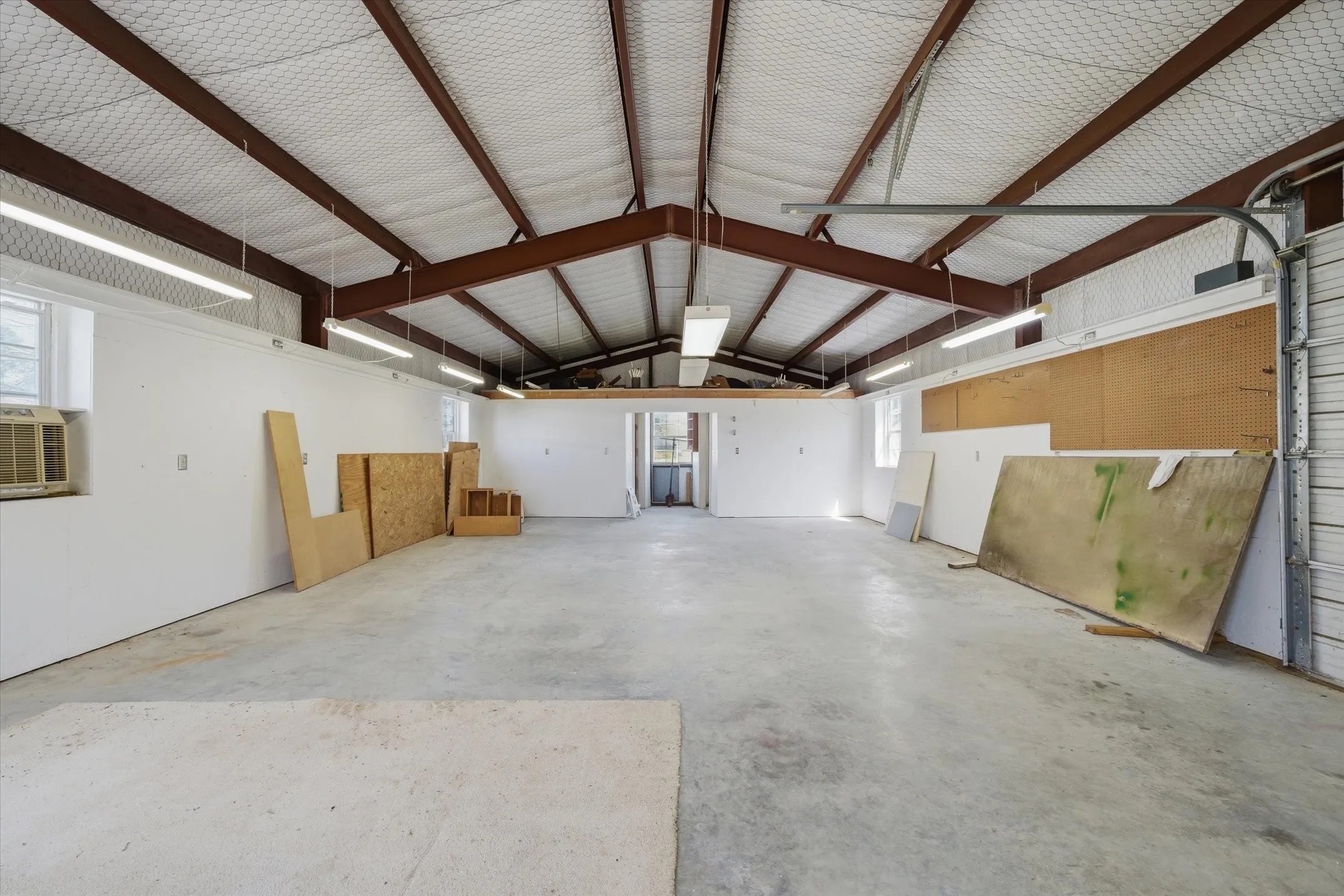 Single Family Residence For Sale in Van Zandt County , 2146 VZ County Road 2205, Canton, Texas 75103, 3 Bedroom, 3 Bathroom, 6 Garage spaces, 2,950 Sqft, built in 1998, Preowned, mls#21196797, Real Estate Agent in Canton, Homes For Sale in Van Zandt county, Homes For Sale in Canton, Realtor in Canton Texas, Real Estate Brokerage Independent Realty Texas, Luminita Cordes Realtor
