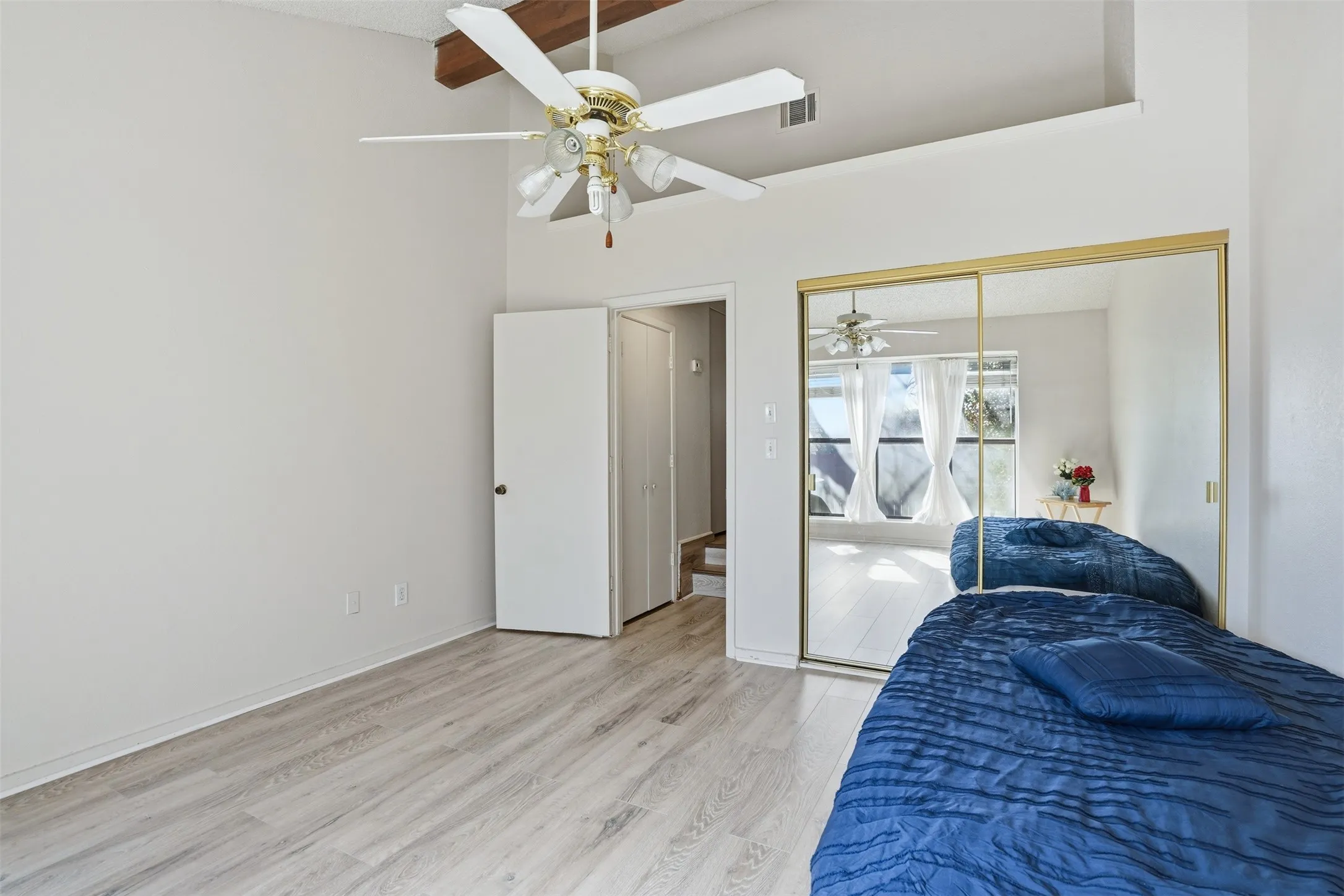 Condominium For Sale in Tarrant County , 2518 Shady Ridge Drive, Bedford, Texas 76021, 1 Bedroom, 1 Bathroom, Garage spaces, 768 Sqft, built in 1983, mls#21211412, Real Estate Agent in Bedford, Homes For Sale in Tarrant county, Homes For Sale in Bedford, Realtor in Bedford Texas, Real Estate Brokerage Independent Realty Texas, Luminita Cordes Realtor