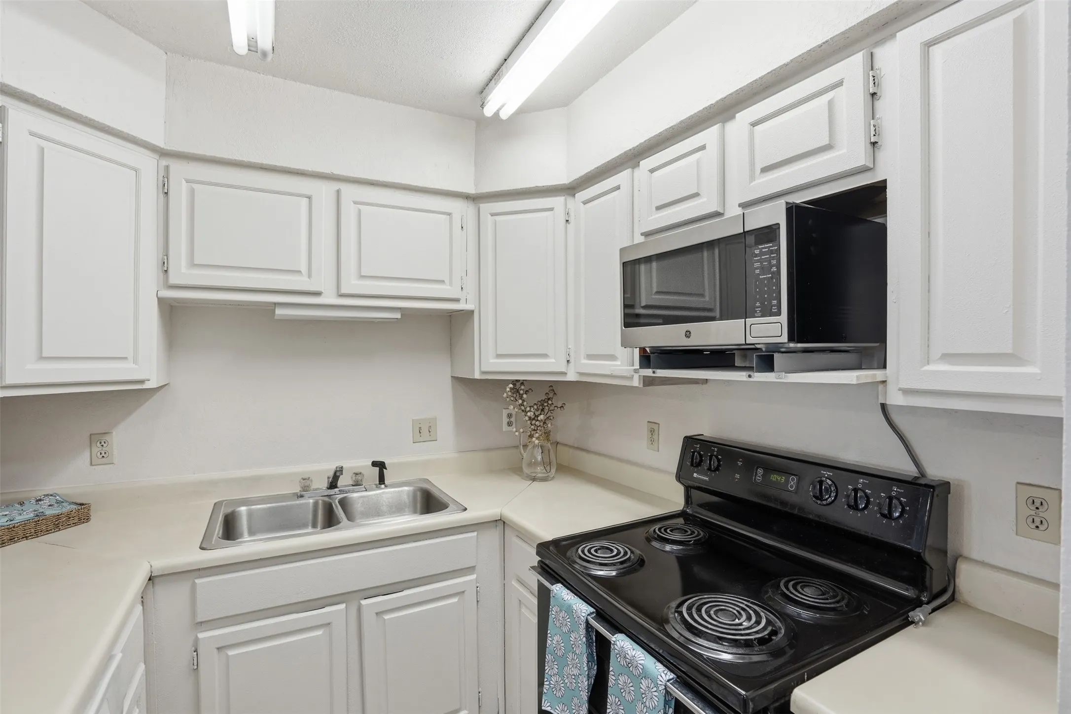 Condominium For Sale in Tarrant County , 2518 Shady Ridge Drive, Bedford, Texas 76021, 1 Bedroom, 1 Bathroom, Garage spaces, 768 Sqft, built in 1983, mls#21211412, Real Estate Agent in Bedford, Homes For Sale in Tarrant county, Homes For Sale in Bedford, Realtor in Bedford Texas, Real Estate Brokerage Independent Realty Texas, Luminita Cordes Realtor
