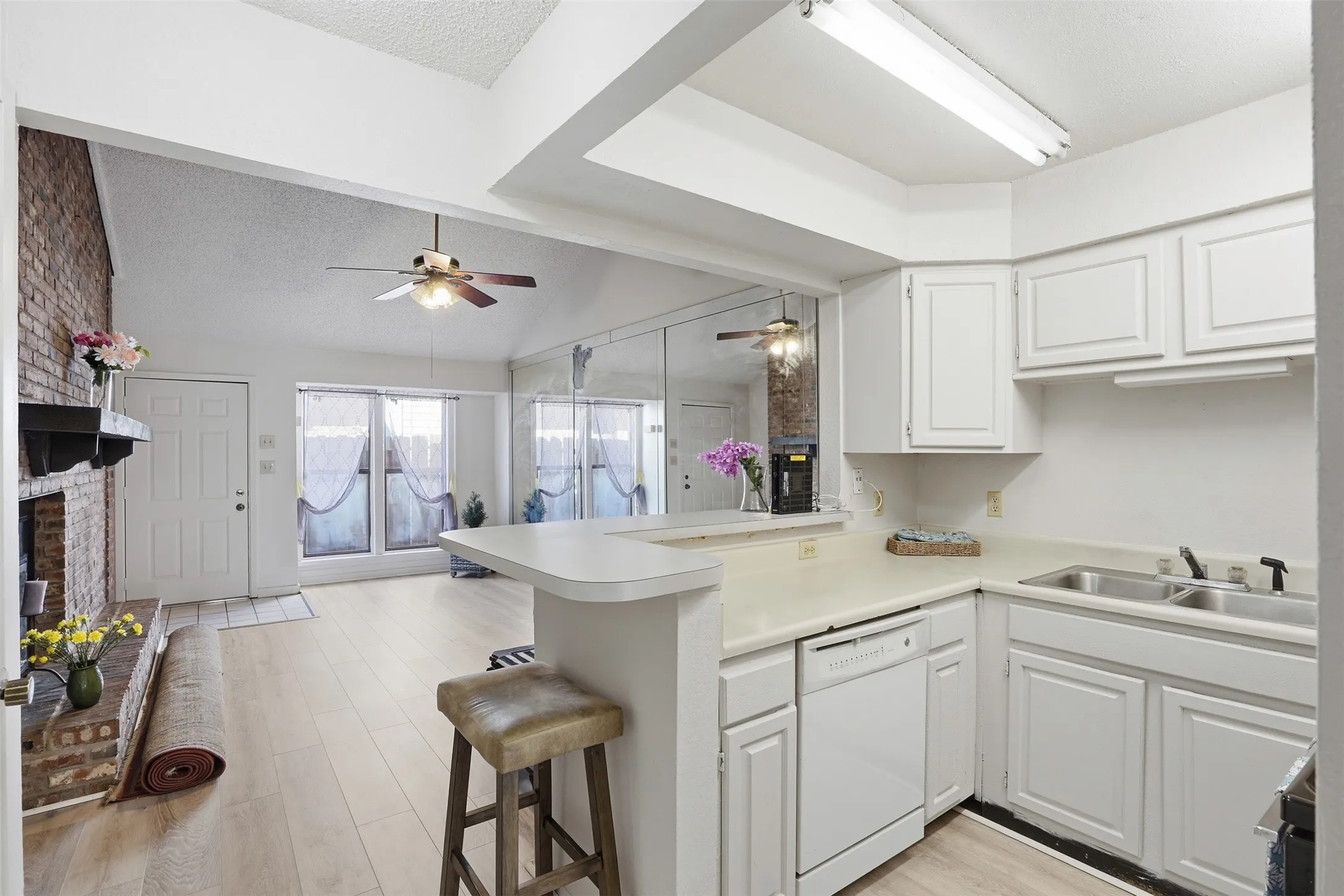 Condominium For Sale in Tarrant County , 2518 Shady Ridge Drive, Bedford, Texas 76021, 1 Bedroom, 1 Bathroom, Garage spaces, 768 Sqft, built in 1983, mls#21211412, Real Estate Agent in Bedford, Homes For Sale in Tarrant county, Homes For Sale in Bedford, Realtor in Bedford Texas, Real Estate Brokerage Independent Realty Texas, Luminita Cordes Realtor