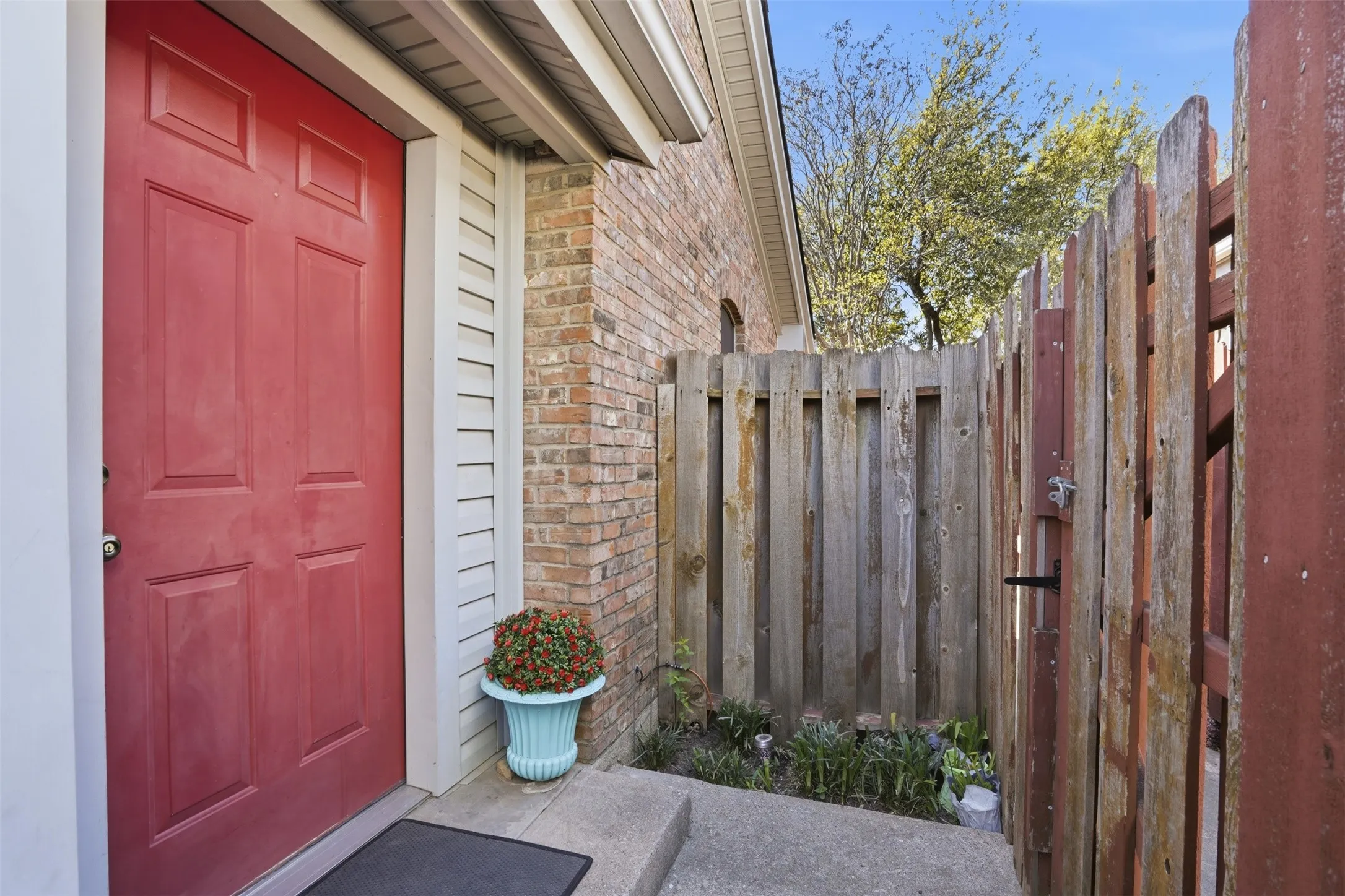 Condominium For Sale in Tarrant County , 2518 Shady Ridge Drive, Bedford, Texas 76021, 1 Bedroom, 1 Bathroom, Garage spaces, 768 Sqft, built in 1983, mls#21211412, Real Estate Agent in Bedford, Homes For Sale in Tarrant county, Homes For Sale in Bedford, Realtor in Bedford Texas, Real Estate Brokerage Independent Realty Texas, Luminita Cordes Realtor