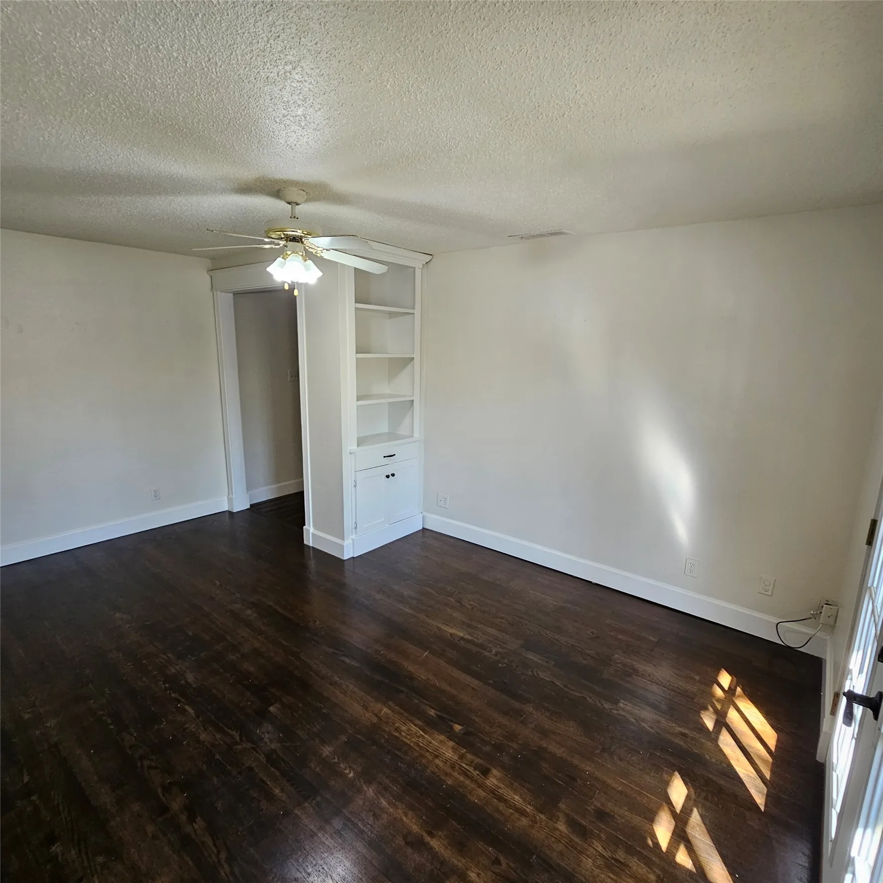 Condominium For Rent in Dallas County , 5919 Harvest Hill Road 2085, Dallas, Texas 75230, 1 Bedroom, 1 Bathroom, Garage spaces, 658 Sqft, built in 1970, Price $995, mls#21211485, Real Estate Agent in Dallas, Homes For Rent in Dallas county, Homes For Rent in Dallas, Realtor in Dallas Texas, Real Estate Brokerage Independent Realty Texas, Luminita Cordes Realtor