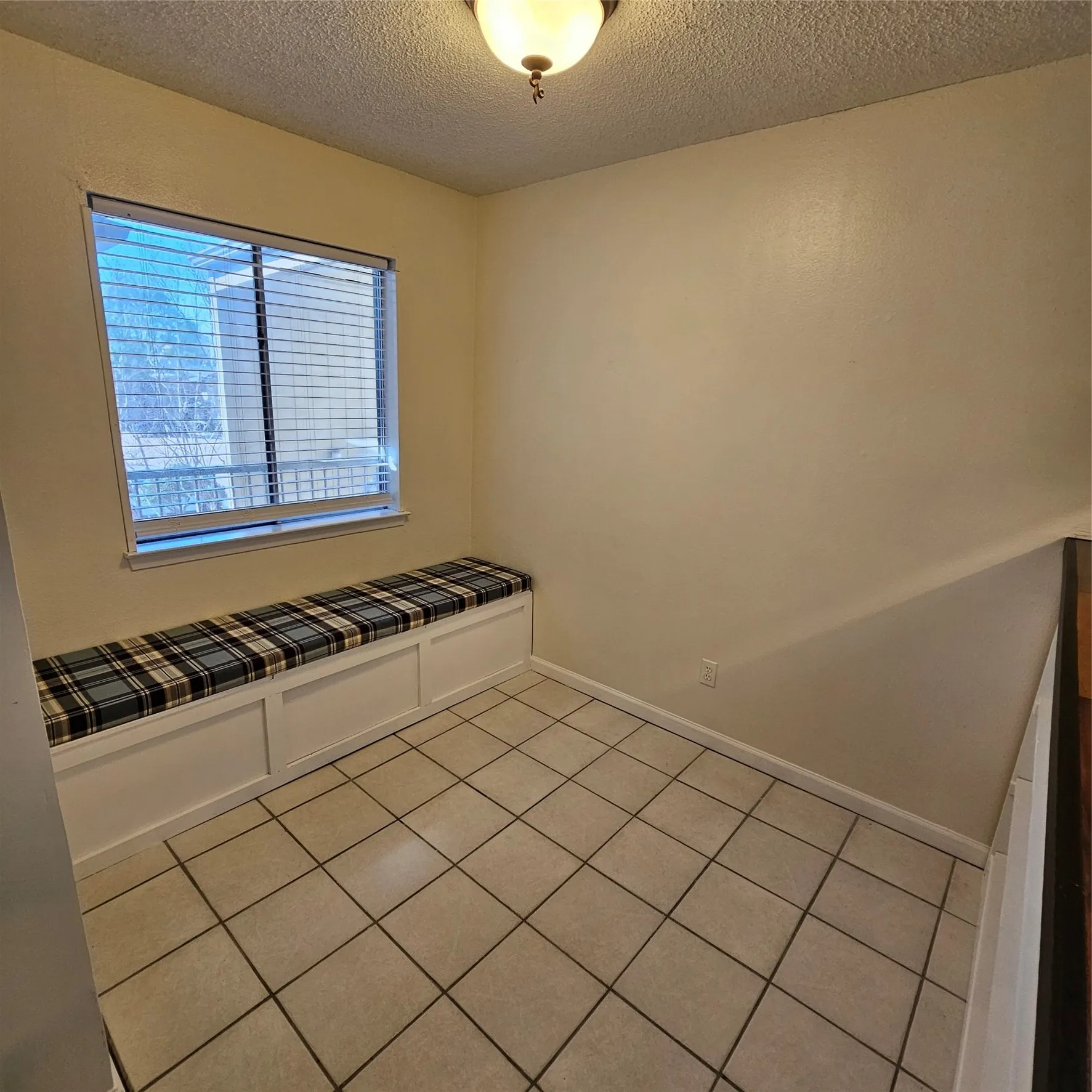 Condominium For Rent in Dallas County , 5919 Harvest Hill Road 2085, Dallas, Texas 75230, 1 Bedroom, 1 Bathroom, Garage spaces, 658 Sqft, built in 1970, Price $995, mls#21211485, Real Estate Agent in Dallas, Homes For Rent in Dallas county, Homes For Rent in Dallas, Realtor in Dallas Texas, Real Estate Brokerage Independent Realty Texas, Luminita Cordes Realtor