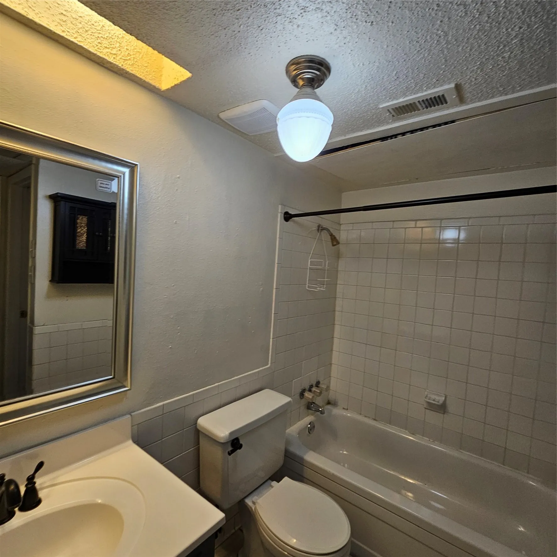 Condominium For Rent in Dallas County , 5919 Harvest Hill Road 2085, Dallas, Texas 75230, 1 Bedroom, 1 Bathroom, Garage spaces, 658 Sqft, built in 1970, Price $995, mls#21211485, Real Estate Agent in Dallas, Homes For Rent in Dallas county, Homes For Rent in Dallas, Realtor in Dallas Texas, Real Estate Brokerage Independent Realty Texas, Luminita Cordes Realtor
