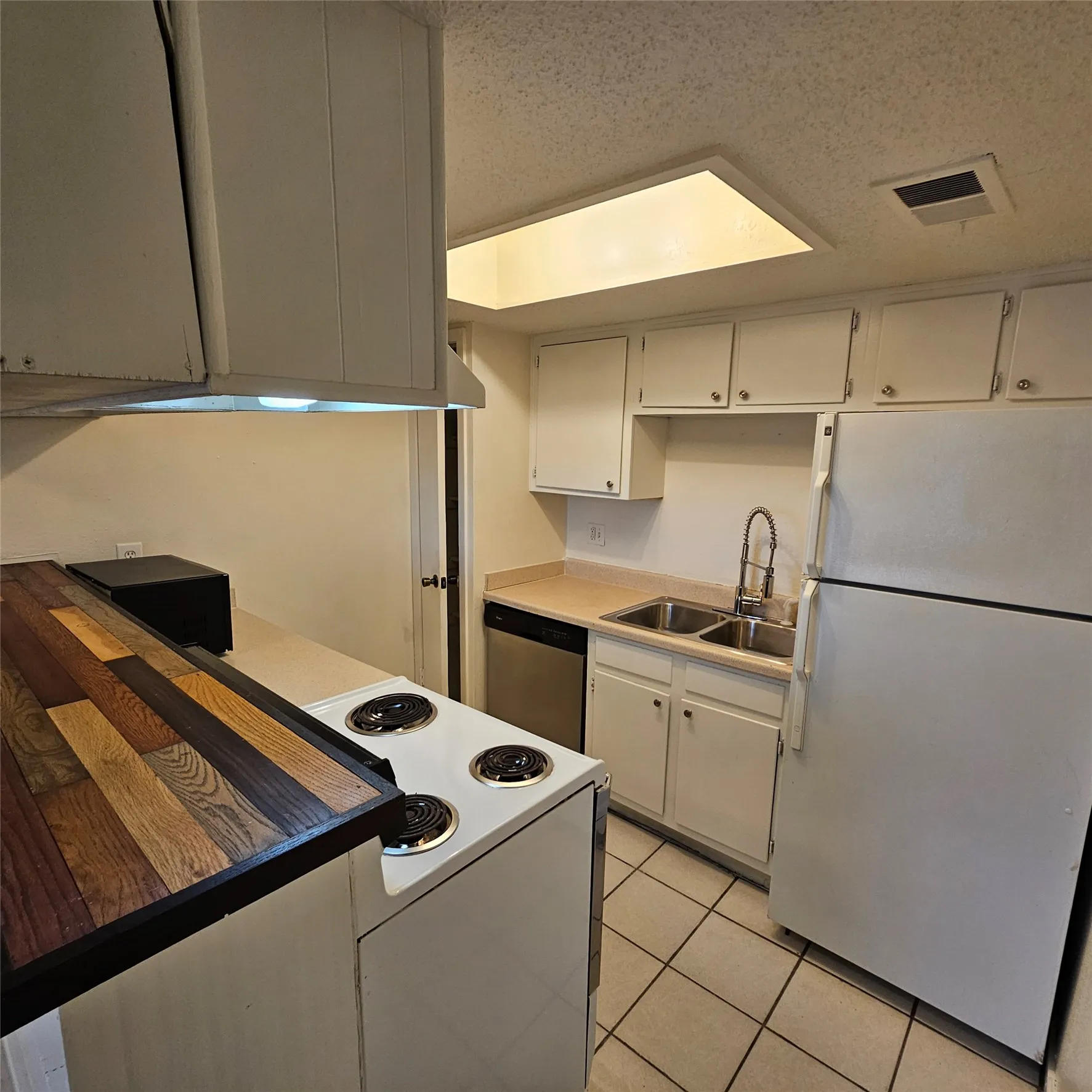 Condominium For Rent in Dallas County , 5919 Harvest Hill Road 2085, Dallas, Texas 75230, 1 Bedroom, 1 Bathroom, Garage spaces, 658 Sqft, built in 1970, Price $995, mls#21211485, Real Estate Agent in Dallas, Homes For Rent in Dallas county, Homes For Rent in Dallas, Realtor in Dallas Texas, Real Estate Brokerage Independent Realty Texas, Luminita Cordes Realtor