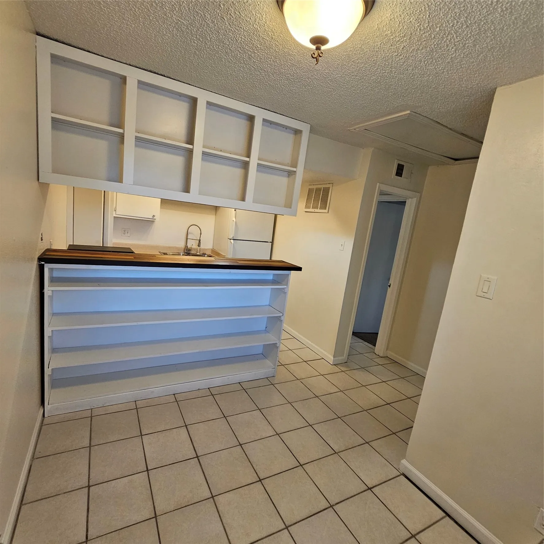 Condominium For Rent in Dallas County , 5919 Harvest Hill Road 2085, Dallas, Texas 75230, 1 Bedroom, 1 Bathroom, Garage spaces, 658 Sqft, built in 1970, Price $995, mls#21211485, Real Estate Agent in Dallas, Homes For Rent in Dallas county, Homes For Rent in Dallas, Realtor in Dallas Texas, Real Estate Brokerage Independent Realty Texas, Luminita Cordes Realtor