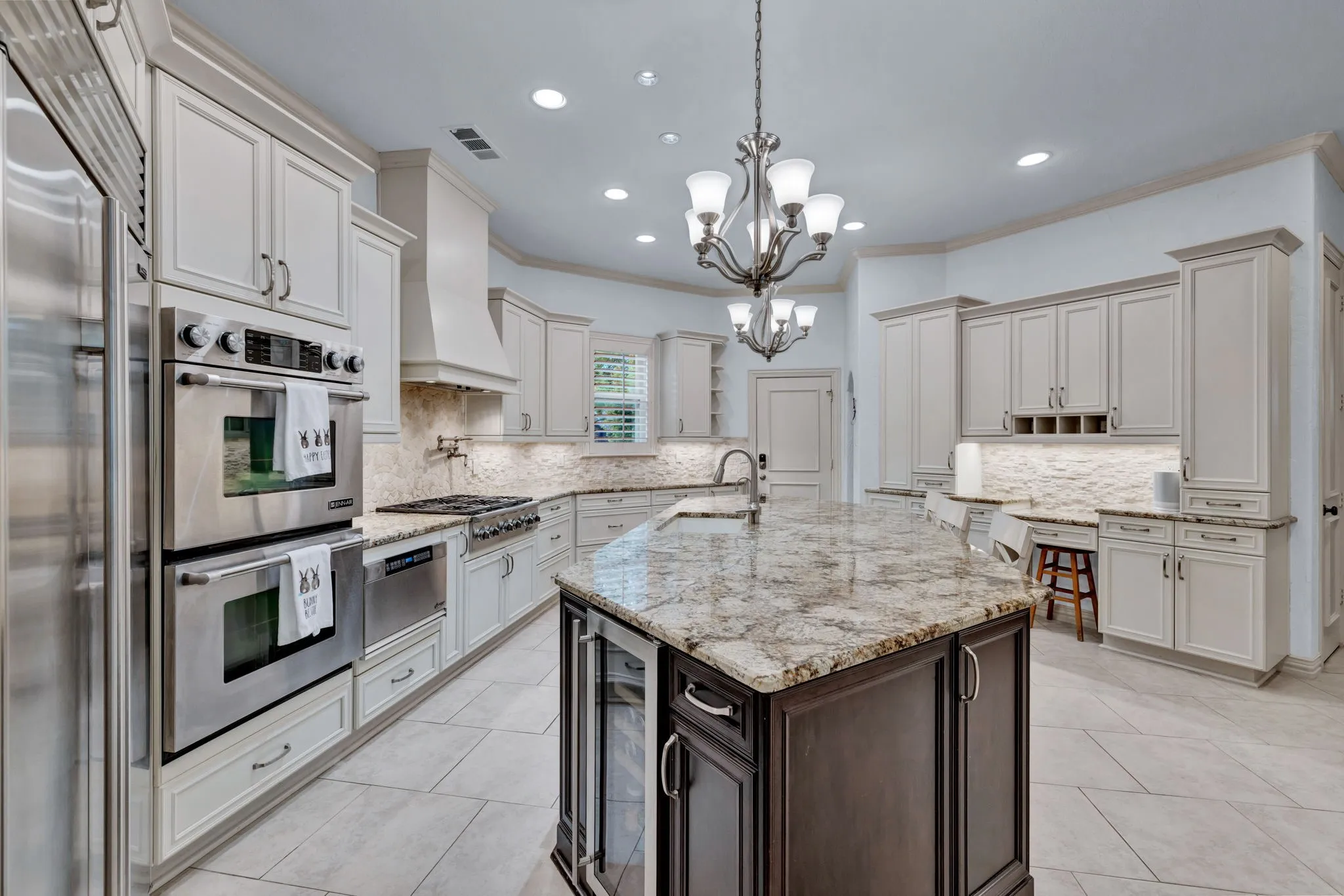 Single Family Residence For Sale in Tarrant County , 1351 Province Lane, Southlake, Texas 76092, 5 Bedroom, 5 Bathroom, 3 Garage spaces, 4,785 Sqft, built in 2001, mls#21210974, Real Estate Agent in Southlake, Homes For Sale in Tarrant county, Homes For Sale in Southlake, Realtor in Southlake Texas, Real Estate Brokerage Independent Realty Texas, Luminita Cordes Realtor