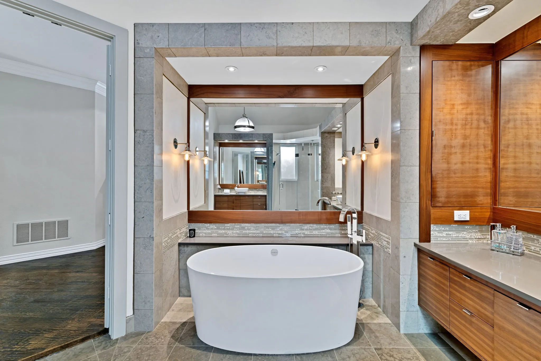 Single Family Residence For Sale in Tarrant County , 1351 Province Lane, Southlake, Texas 76092, 5 Bedroom, 5 Bathroom, 3 Garage spaces, 4,785 Sqft, built in 2001, mls#21210974, Real Estate Agent in Southlake, Homes For Sale in Tarrant county, Homes For Sale in Southlake, Realtor in Southlake Texas, Real Estate Brokerage Independent Realty Texas, Luminita Cordes Realtor