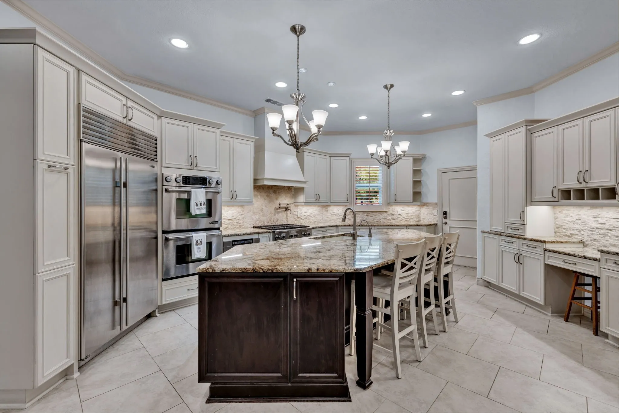 Single Family Residence For Sale in Tarrant County , 1351 Province Lane, Southlake, Texas 76092, 5 Bedroom, 5 Bathroom, 3 Garage spaces, 4,785 Sqft, built in 2001, mls#21210974, Real Estate Agent in Southlake, Homes For Sale in Tarrant county, Homes For Sale in Southlake, Realtor in Southlake Texas, Real Estate Brokerage Independent Realty Texas, Luminita Cordes Realtor