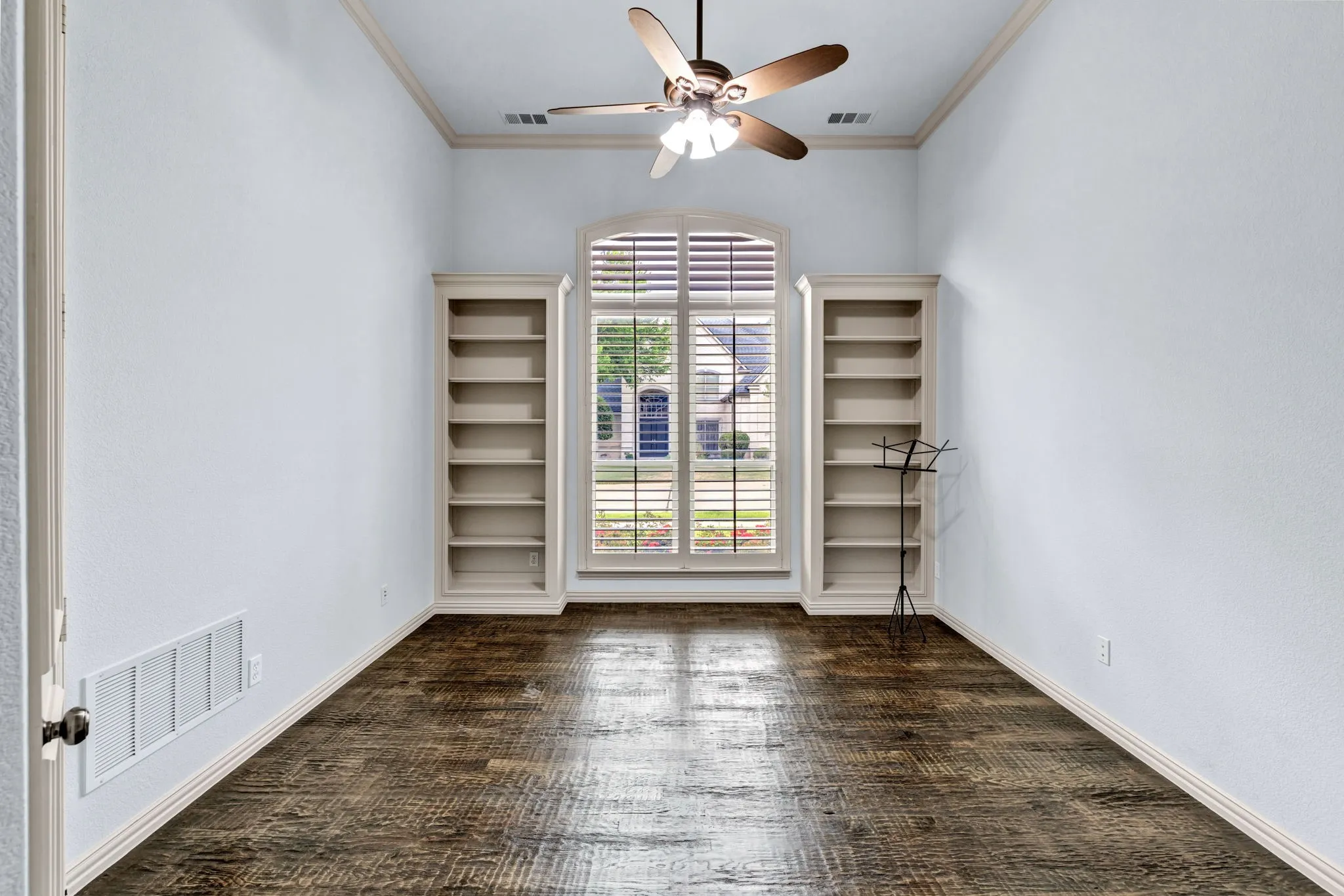Single Family Residence For Sale in Tarrant County , 1351 Province Lane, Southlake, Texas 76092, 5 Bedroom, 5 Bathroom, 3 Garage spaces, 4,785 Sqft, built in 2001, mls#21210974, Real Estate Agent in Southlake, Homes For Sale in Tarrant county, Homes For Sale in Southlake, Realtor in Southlake Texas, Real Estate Brokerage Independent Realty Texas, Luminita Cordes Realtor