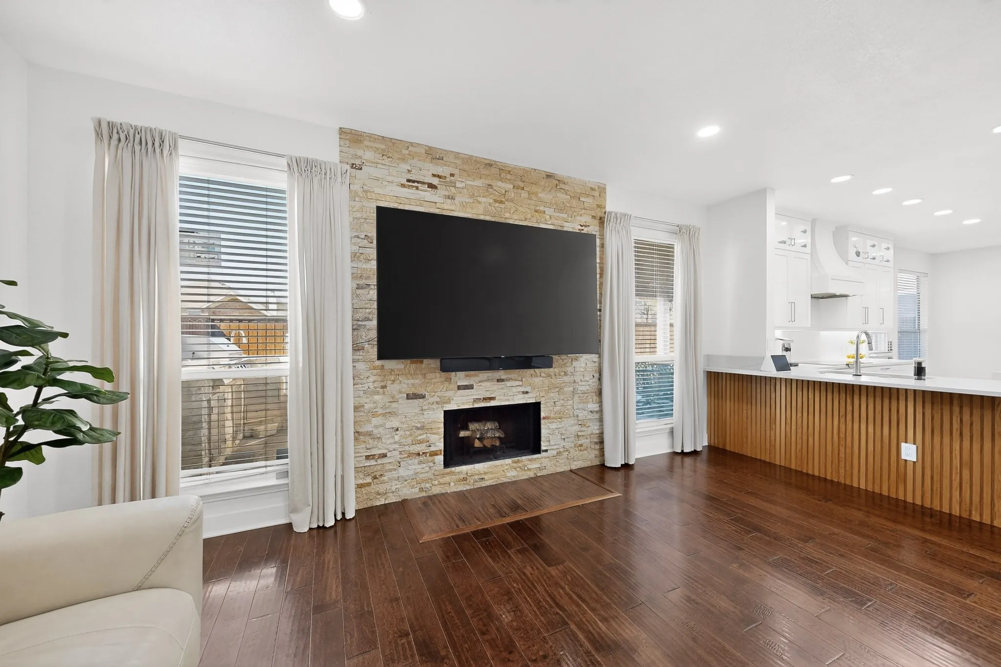 Single Family Residence For Sale in Tarrant County , 4541 Indian Rock Drive, Fort Worth, Texas 76244, 4 Bedroom, 3 Bathroom, 2 Garage spaces, 2,772 Sqft, built in 2002, Preowned, mls#21210468, Real Estate Agent in Fort Worth, Homes For Sale in Tarrant county, Homes For Sale in Fort Worth, Realtor in Fort Worth Texas, Real Estate Brokerage Independent Realty Texas, Luminita Cordes Realtor