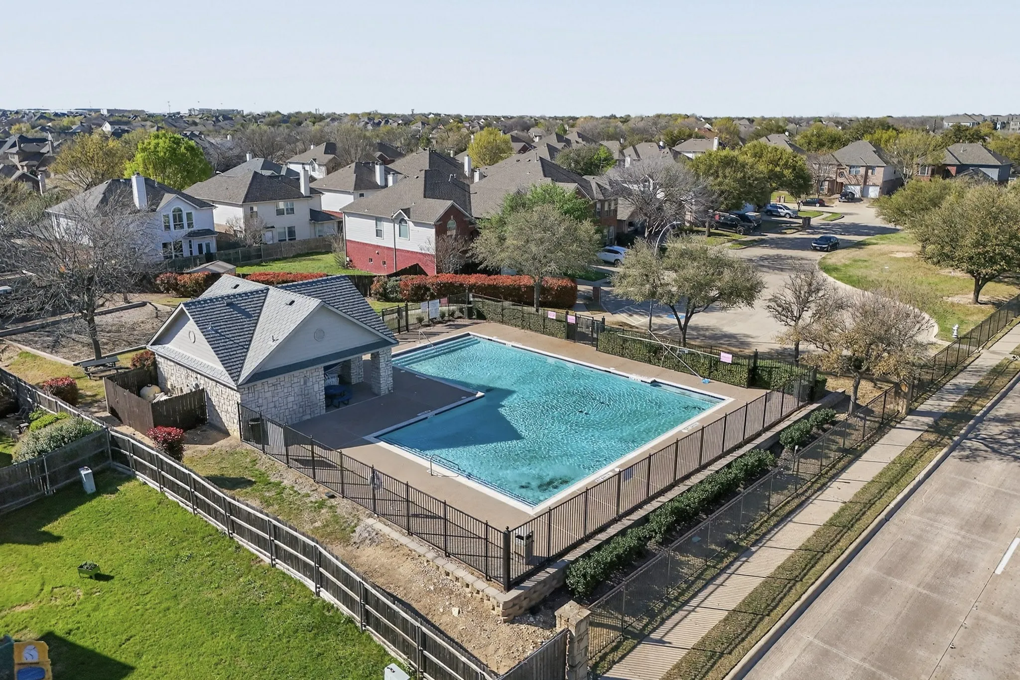 Single Family Residence For Sale in Tarrant County , 4541 Indian Rock Drive, Fort Worth, Texas 76244, 4 Bedroom, 3 Bathroom, 2 Garage spaces, 2,772 Sqft, built in 2002, Preowned, mls#21210468, Real Estate Agent in Fort Worth, Homes For Sale in Tarrant county, Homes For Sale in Fort Worth, Realtor in Fort Worth Texas, Real Estate Brokerage Independent Realty Texas, Luminita Cordes Realtor