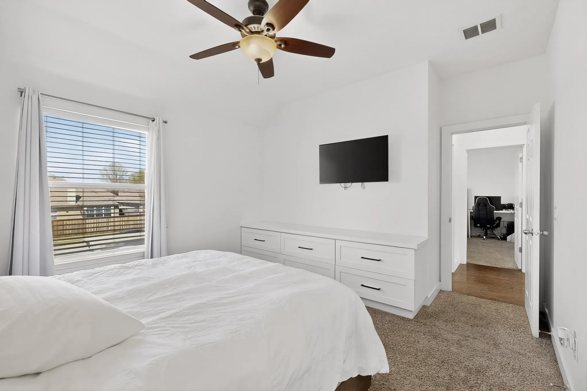 Single Family Residence For Sale in Tarrant County , 4541 Indian Rock Drive, Fort Worth, Texas 76244, 4 Bedroom, 3 Bathroom, 2 Garage spaces, 2,772 Sqft, built in 2002, Preowned, mls#21210468, Real Estate Agent in Fort Worth, Homes For Sale in Tarrant county, Homes For Sale in Fort Worth, Realtor in Fort Worth Texas, Real Estate Brokerage Independent Realty Texas, Luminita Cordes Realtor