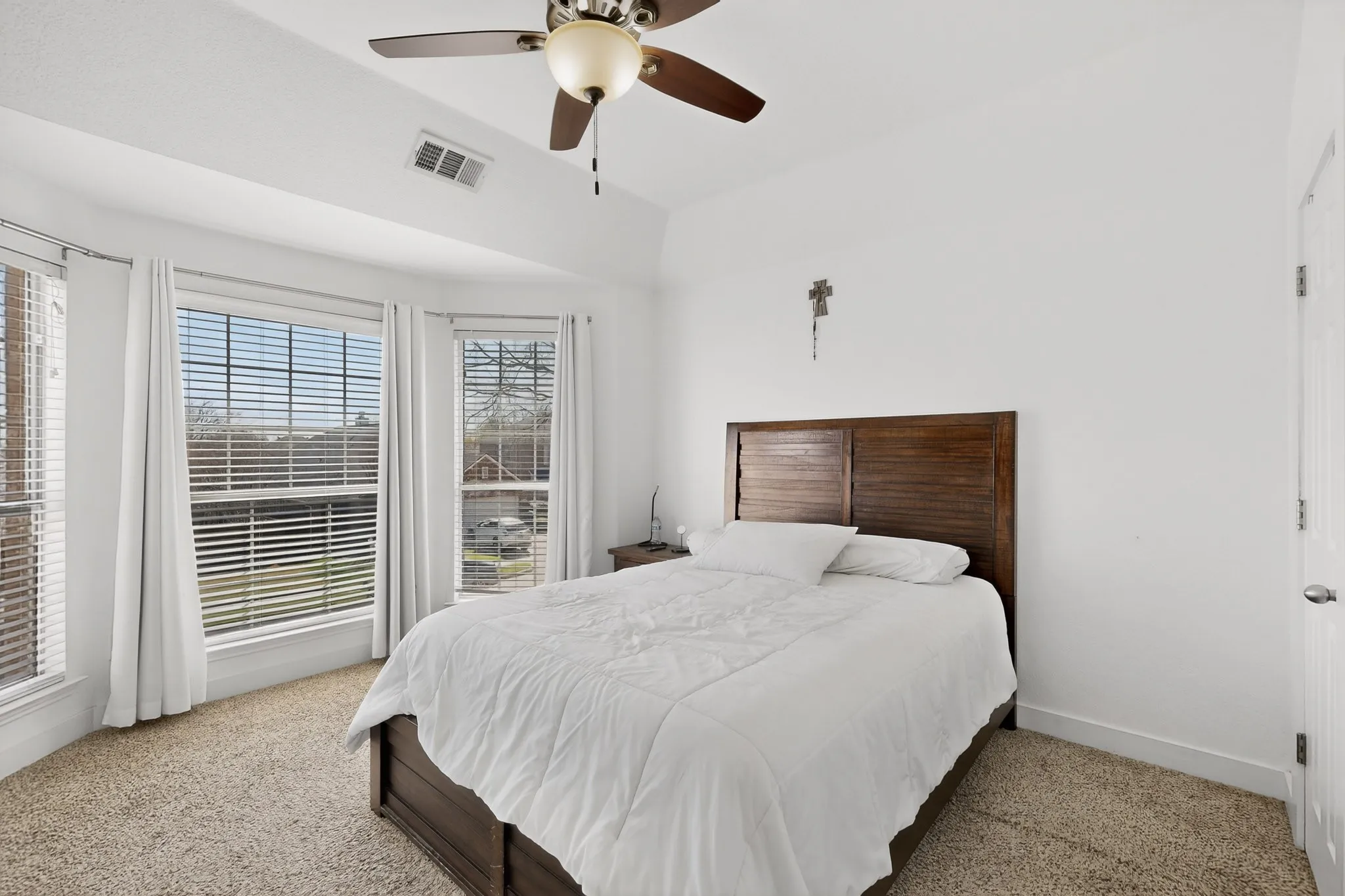 Single Family Residence For Sale in Tarrant County , 4541 Indian Rock Drive, Fort Worth, Texas 76244, 4 Bedroom, 3 Bathroom, 2 Garage spaces, 2,772 Sqft, built in 2002, Preowned, mls#21210468, Real Estate Agent in Fort Worth, Homes For Sale in Tarrant county, Homes For Sale in Fort Worth, Realtor in Fort Worth Texas, Real Estate Brokerage Independent Realty Texas, Luminita Cordes Realtor