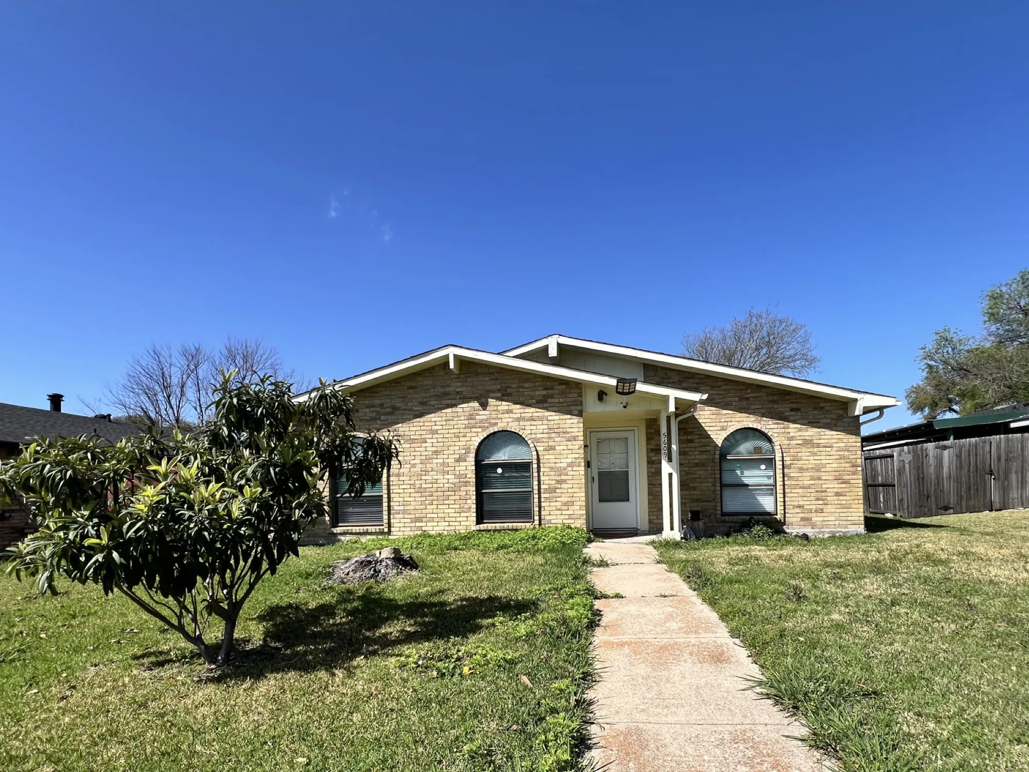 Single Family Residence For Sale in Dallas County , 5609 Kerry Lane, Garland, Texas 75043, 3 Bedrooms, 2 Bathrooms, 2 Garage spaces, 1,749 Sqft, built in 1977, Preowned, Price $274,900, mls#21211679, Real Estate Agent in Garland, Homes For Sale in Dallas county, Homes For Sale in Garland, Realtor in Garland Texas, Real Estate Brokerage Independent Realty Texas, Luminita Cordes Realtor