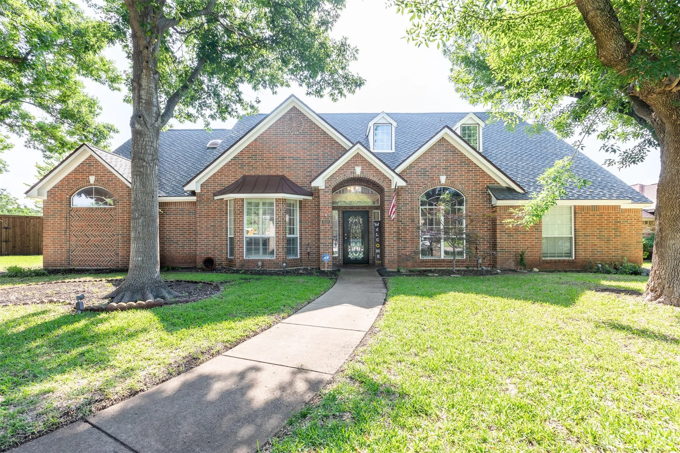 Single Family Residence For Sale in Dallas County , 910 Kings Court, Duncanville, Texas 75137, 4 Bedroom, 4 Bathroom, 3 Garage spaces, 3,359 Sqft, built in 1990, Preowned, mls#21208812, Real Estate Agent in Duncanville, Homes For Sale in Dallas county, Homes For Sale in Duncanville, Realtor in Duncanville Texas, Real Estate Brokerage Independent Realty Texas, Luminita Cordes Realtor