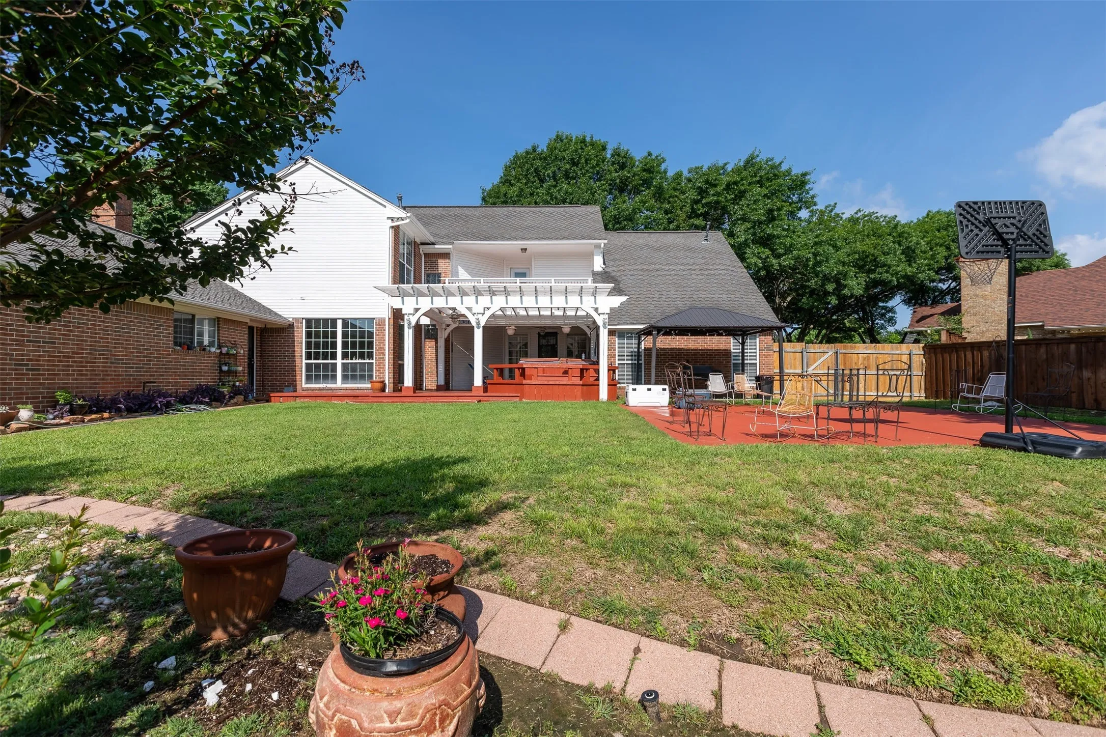 Single Family Residence For Sale in Dallas County , 910 Kings Court, Duncanville, Texas 75137, 4 Bedroom, 4 Bathroom, 3 Garage spaces, 3,359 Sqft, built in 1990, Preowned, mls#21208812, Real Estate Agent in Duncanville, Homes For Sale in Dallas county, Homes For Sale in Duncanville, Realtor in Duncanville Texas, Real Estate Brokerage Independent Realty Texas, Luminita Cordes Realtor