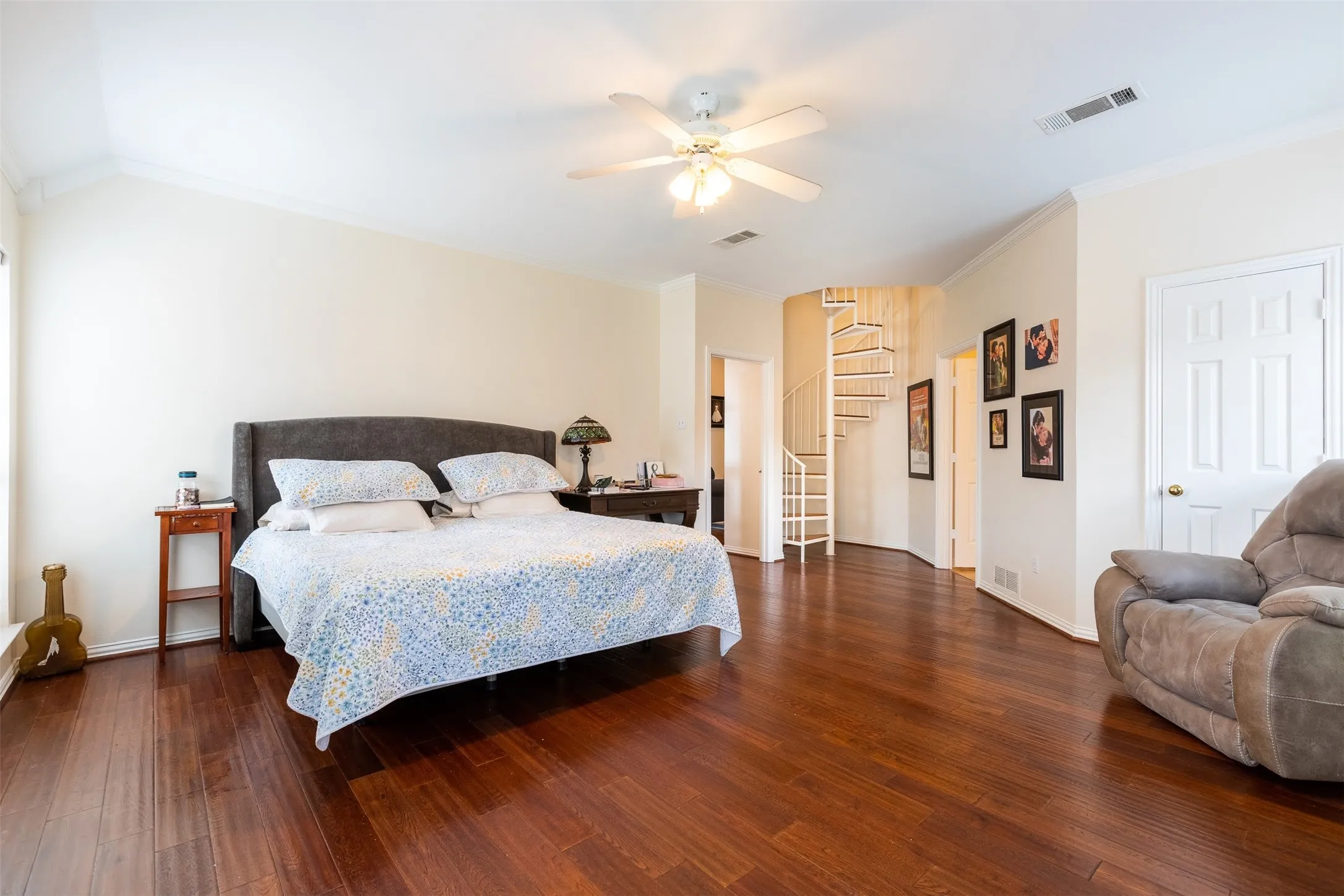 Single Family Residence For Sale in Dallas County , 910 Kings Court, Duncanville, Texas 75137, 4 Bedroom, 4 Bathroom, 3 Garage spaces, 3,359 Sqft, built in 1990, Preowned, mls#21208812, Real Estate Agent in Duncanville, Homes For Sale in Dallas county, Homes For Sale in Duncanville, Realtor in Duncanville Texas, Real Estate Brokerage Independent Realty Texas, Luminita Cordes Realtor