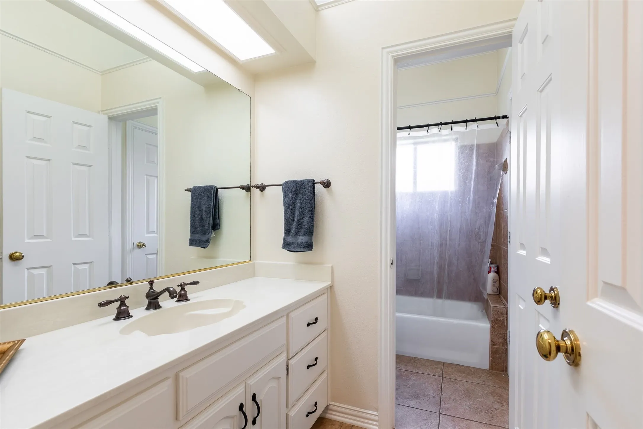 Single Family Residence For Sale in Dallas County , 910 Kings Court, Duncanville, Texas 75137, 4 Bedroom, 4 Bathroom, 3 Garage spaces, 3,359 Sqft, built in 1990, Preowned, mls#21208812, Real Estate Agent in Duncanville, Homes For Sale in Dallas county, Homes For Sale in Duncanville, Realtor in Duncanville Texas, Real Estate Brokerage Independent Realty Texas, Luminita Cordes Realtor