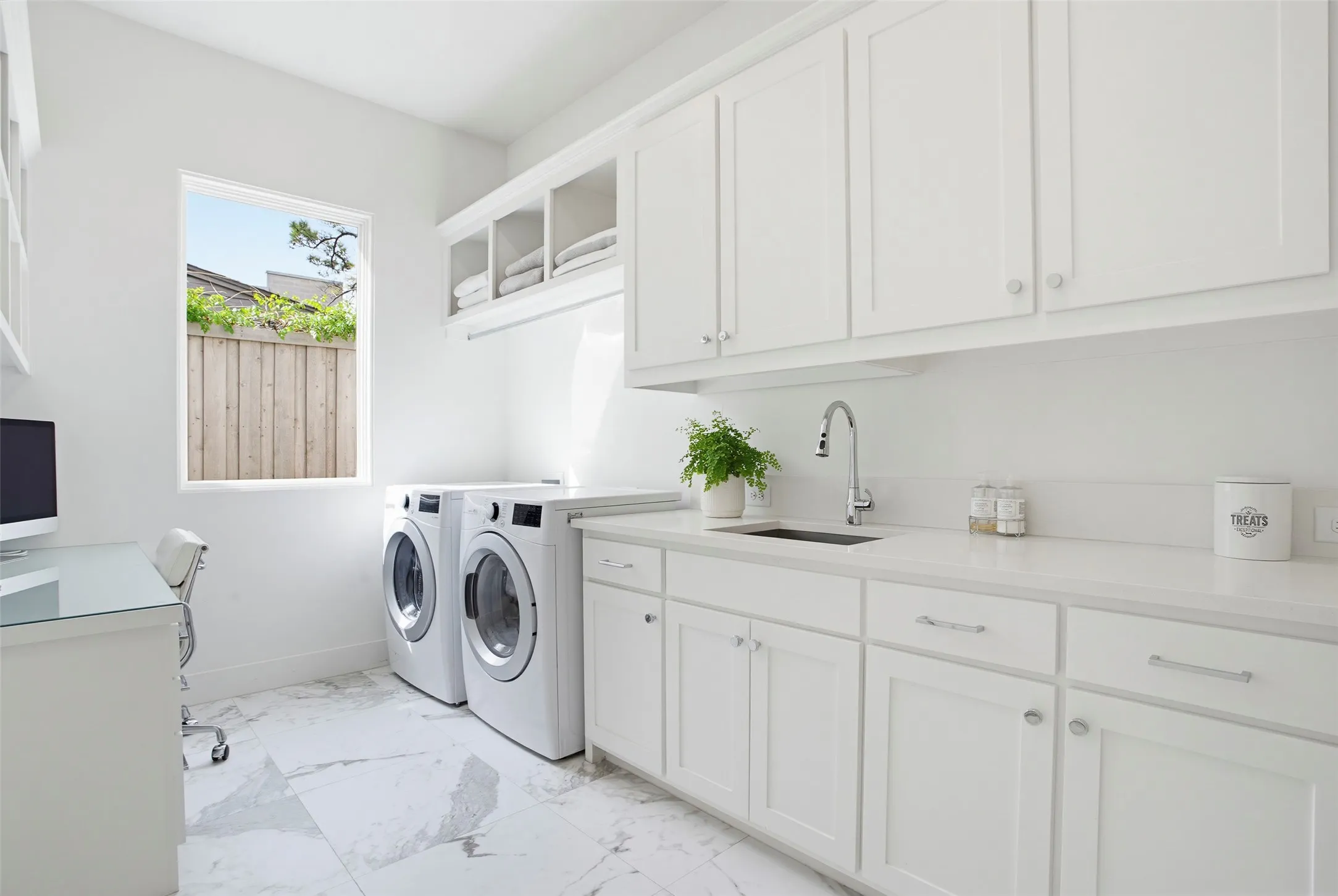 Single Family Residence For Sale in Dallas County , 9562 Lakemont Drive, Dallas, Texas 75220, 4 Bedroom, 4 Bathroom, 2 Garage spaces, 4,527 Sqft, built in 2020, Preowned, mls#21200675, Real Estate Agent in Dallas, Homes For Sale in Dallas county, Homes For Sale in Dallas, Realtor in Dallas Texas, Real Estate Brokerage Independent Realty Texas, Luminita Cordes Realtor