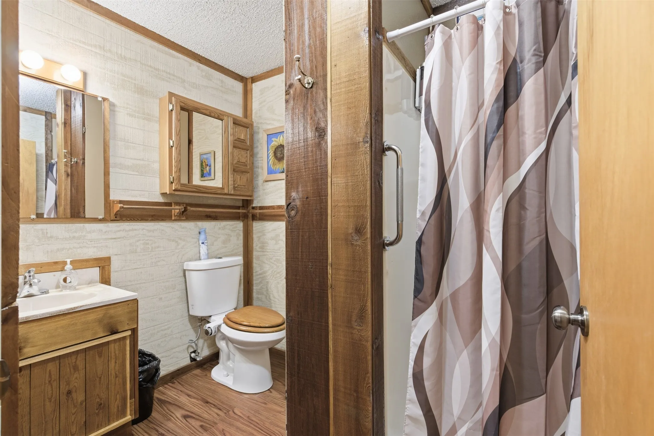 En-suite bathroom serving the separate-entry bedroom.
