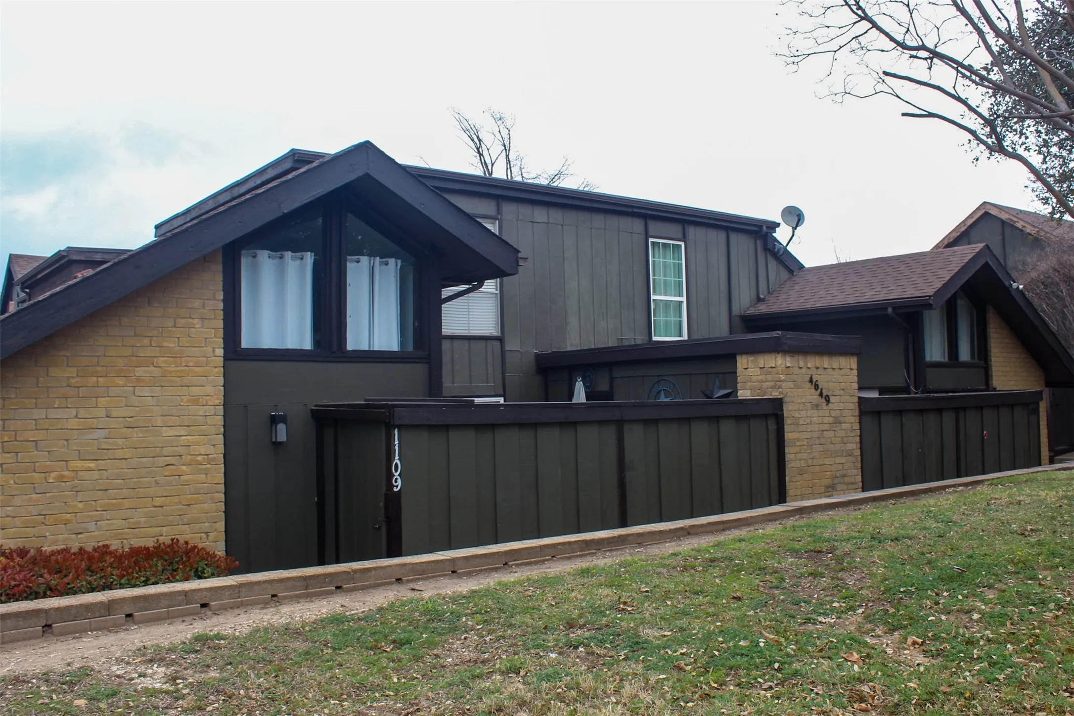 Condominium For Sale in Dallas County , 4649 Country Creek Drive 1109, Dallas, Texas 75236, 2 Bedrooms, 2 Bathrooms, Garage spaces, 1,046 Sqft, built in 1974, Preowned, Price $160,000, mls#21204593, Real Estate Agent in Dallas, Homes For Sale in Dallas county, Homes For Sale in Dallas, Realtor in Dallas Texas, Real Estate Brokerage Independent Realty Texas, Luminita Cordes Realtor