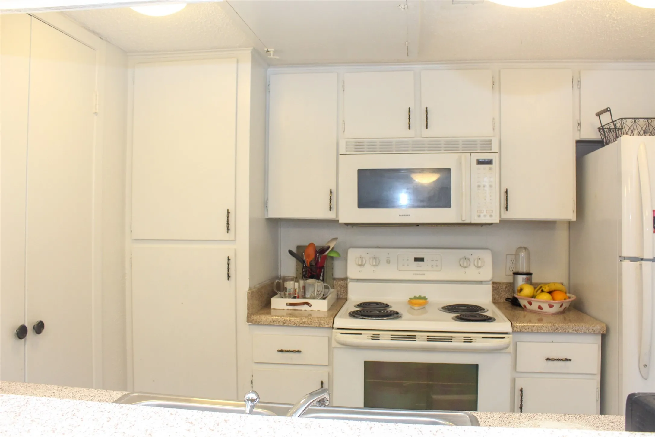 Condominium For Sale in Dallas County , 4649 Country Creek Drive 1109, Dallas, Texas 75236, 2 Bedrooms, 2 Bathrooms, Garage spaces, 1,046 Sqft, built in 1974, Preowned, Price $160,000, mls#21204593, Real Estate Agent in Dallas, Homes For Sale in Dallas county, Homes For Sale in Dallas, Realtor in Dallas Texas, Real Estate Brokerage Independent Realty Texas, Luminita Cordes Realtor