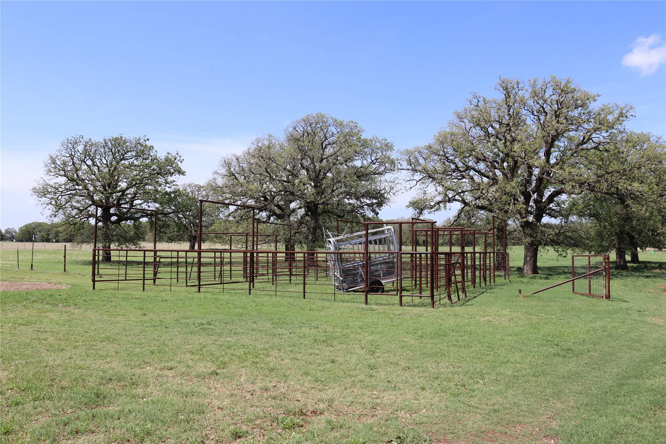 Farm For Sale in Clay County , 2553 Brixey Road, Henrietta, Texas 76365, 4 Bedroom, 2 Bathroom, 2 Garage spaces, 1,922 Sqft, built in 1951, mls#21211842, Real Estate Agent in Henrietta, Homes For Sale in Clay county, Homes For Sale in Henrietta, Realtor in Henrietta Texas, Real Estate Brokerage Independent Realty Texas, Luminita Cordes Realtor