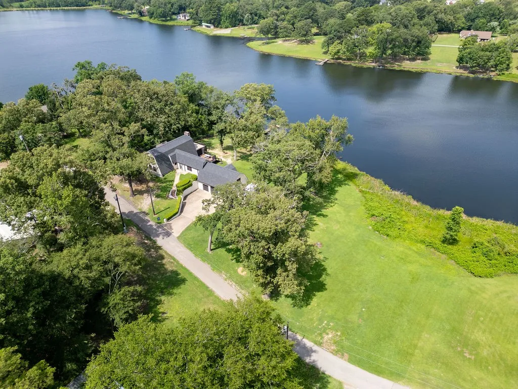 Single Family Residence For Sale in Wood County , 364 Private Road 6602, Mineola, Texas 75773, 4 Bedroom, 3 Bathroom, 2 Garage spaces, 2,428 Sqft, built in 1987, mls#21211854, Real Estate Agent in Mineola, Homes For Sale in Wood county, Homes For Sale in Mineola, Realtor in Mineola Texas, Real Estate Brokerage Independent Realty Texas, Luminita Cordes Realtor