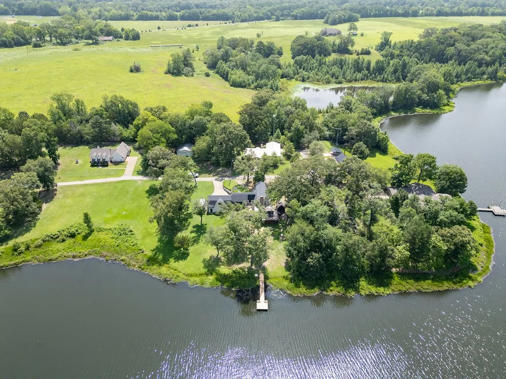 Single Family Residence For Sale in Wood County , 364 Private Road 6602, Mineola, Texas 75773, 4 Bedroom, 3 Bathroom, 2 Garage spaces, 2,428 Sqft, built in 1987, mls#21211854, Real Estate Agent in Mineola, Homes For Sale in Wood county, Homes For Sale in Mineola, Realtor in Mineola Texas, Real Estate Brokerage Independent Realty Texas, Luminita Cordes Realtor