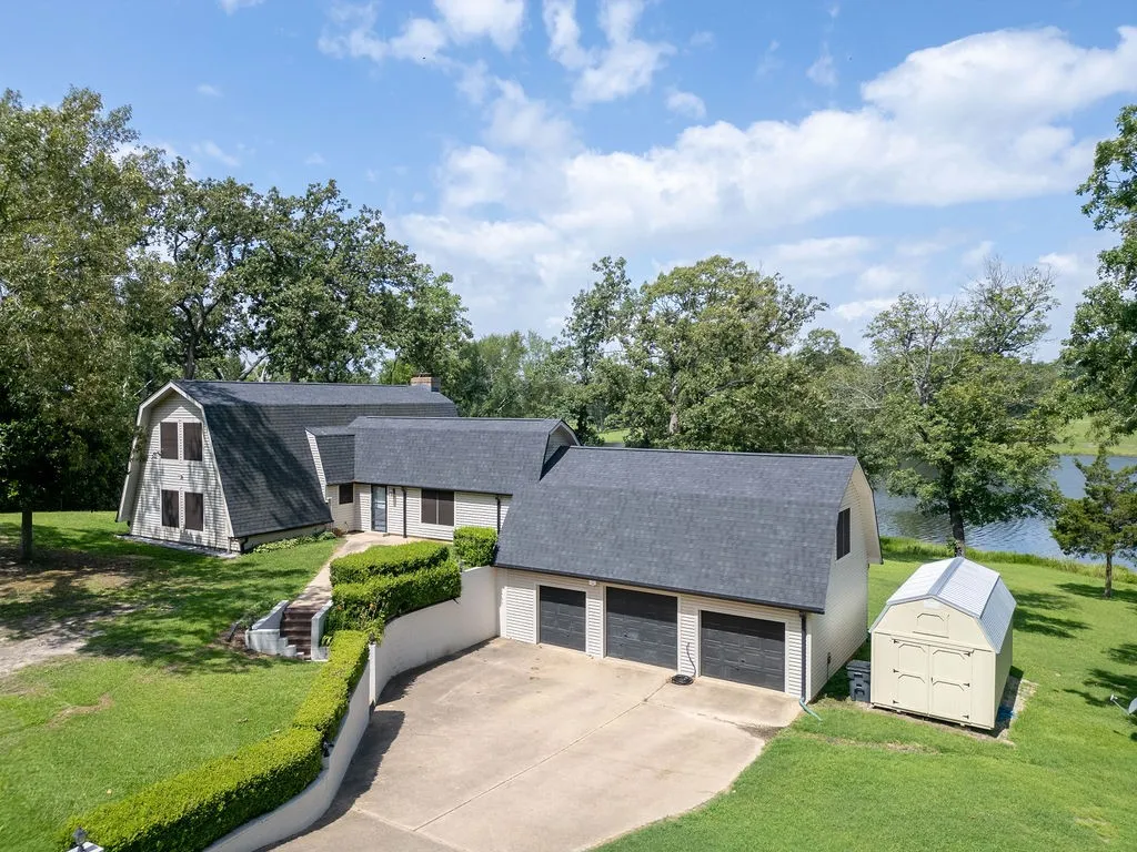 Single Family Residence For Sale in Wood County , 364 Private Road 6602, Mineola, Texas 75773, 4 Bedroom, 3 Bathroom, 2 Garage spaces, 2,428 Sqft, built in 1987, mls#21211854, Real Estate Agent in Mineola, Homes For Sale in Wood county, Homes For Sale in Mineola, Realtor in Mineola Texas, Real Estate Brokerage Independent Realty Texas, Luminita Cordes Realtor