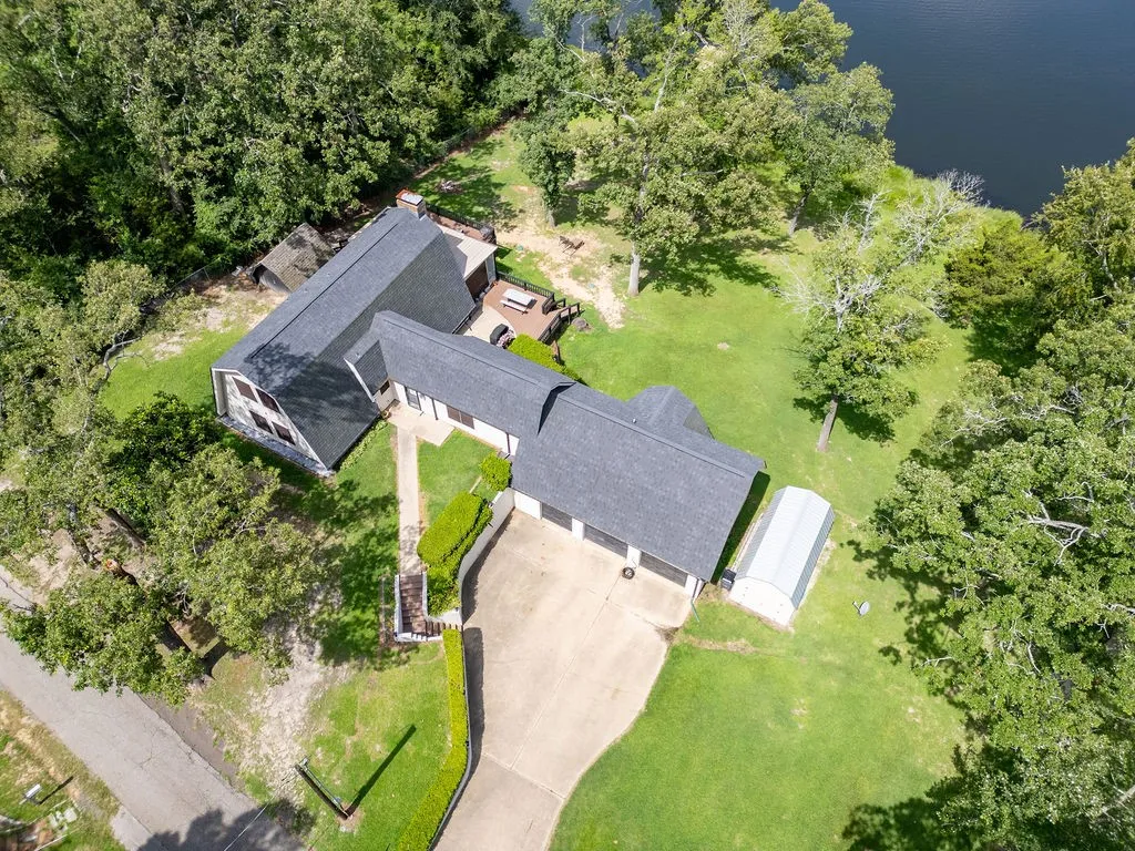 Single Family Residence For Sale in Wood County , 364 Private Road 6602, Mineola, Texas 75773, 4 Bedroom, 3 Bathroom, 2 Garage spaces, 2,428 Sqft, built in 1987, mls#21211854, Real Estate Agent in Mineola, Homes For Sale in Wood county, Homes For Sale in Mineola, Realtor in Mineola Texas, Real Estate Brokerage Independent Realty Texas, Luminita Cordes Realtor