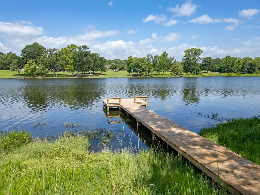 Single Family Residence For Sale in Wood County , 364 Private Road 6602, Mineola, Texas 75773, 4 Bedroom, 3 Bathroom, 2 Garage spaces, 2,428 Sqft, built in 1987, mls#21211854, Real Estate Agent in Mineola, Homes For Sale in Wood county, Homes For Sale in Mineola, Realtor in Mineola Texas, Real Estate Brokerage Independent Realty Texas, Luminita Cordes Realtor