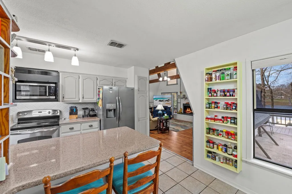 Single Family Residence For Sale in Wood County , 364 Private Road 6602, Mineola, Texas 75773, 4 Bedroom, 3 Bathroom, 2 Garage spaces, 2,428 Sqft, built in 1987, mls#21211854, Real Estate Agent in Mineola, Homes For Sale in Wood county, Homes For Sale in Mineola, Realtor in Mineola Texas, Real Estate Brokerage Independent Realty Texas, Luminita Cordes Realtor