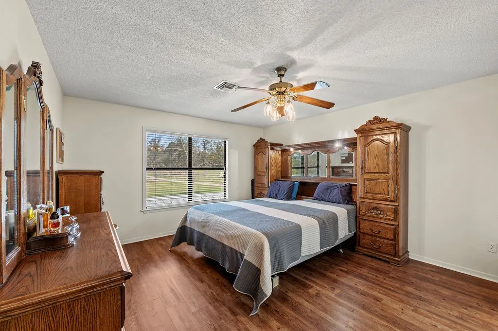 Single Family Residence For Sale in Wood County , 364 Private Road 6602, Mineola, Texas 75773, 4 Bedroom, 3 Bathroom, 2 Garage spaces, 2,428 Sqft, built in 1987, mls#21211854, Real Estate Agent in Mineola, Homes For Sale in Wood county, Homes For Sale in Mineola, Realtor in Mineola Texas, Real Estate Brokerage Independent Realty Texas, Luminita Cordes Realtor