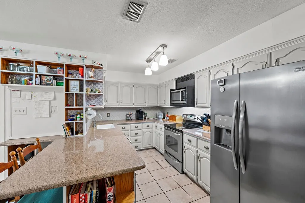 Single Family Residence For Sale in Wood County , 364 Private Road 6602, Mineola, Texas 75773, 4 Bedroom, 3 Bathroom, 2 Garage spaces, 2,428 Sqft, built in 1987, mls#21211854, Real Estate Agent in Mineola, Homes For Sale in Wood county, Homes For Sale in Mineola, Realtor in Mineola Texas, Real Estate Brokerage Independent Realty Texas, Luminita Cordes Realtor