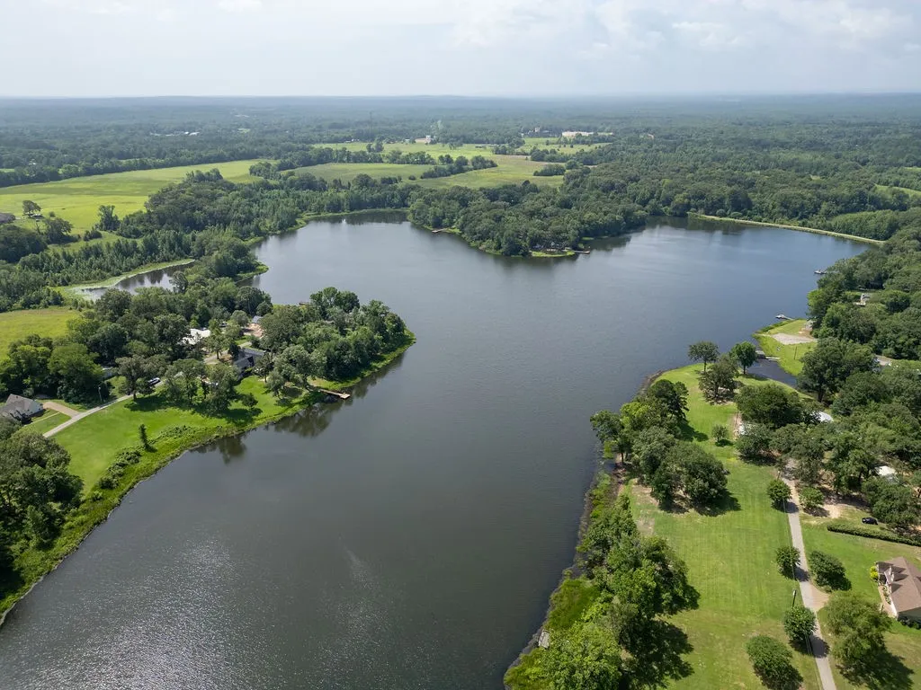 Single Family Residence For Sale in Wood County , 364 Private Road 6602, Mineola, Texas 75773, 4 Bedroom, 3 Bathroom, 2 Garage spaces, 2,428 Sqft, built in 1987, mls#21211854, Real Estate Agent in Mineola, Homes For Sale in Wood county, Homes For Sale in Mineola, Realtor in Mineola Texas, Real Estate Brokerage Independent Realty Texas, Luminita Cordes Realtor