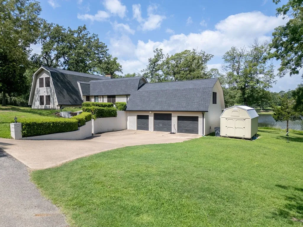 Single Family Residence For Sale in Wood County , 364 Private Road 6602, Mineola, Texas 75773, 4 Bedroom, 3 Bathroom, 2 Garage spaces, 2,428 Sqft, built in 1987, mls#21211854, Real Estate Agent in Mineola, Homes For Sale in Wood county, Homes For Sale in Mineola, Realtor in Mineola Texas, Real Estate Brokerage Independent Realty Texas, Luminita Cordes Realtor
