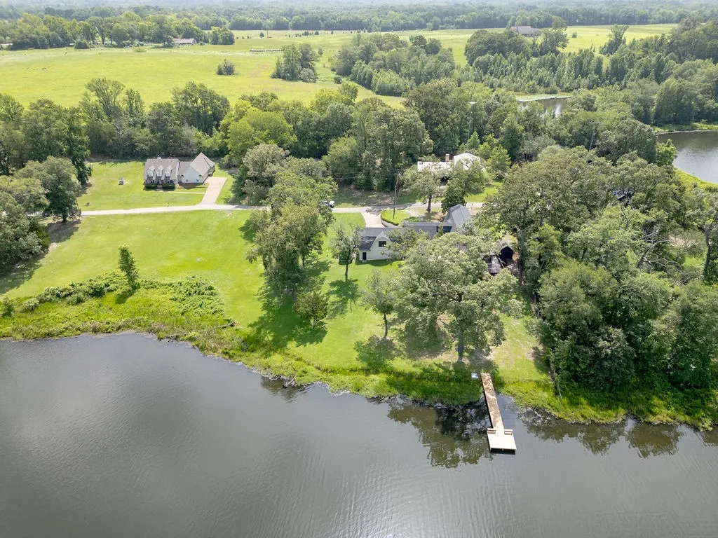 Single Family Residence For Sale in Wood County , 364 Private Road 6602, Mineola, Texas 75773, 4 Bedroom, 3 Bathroom, 2 Garage spaces, 2,428 Sqft, built in 1987, mls#21211854, Real Estate Agent in Mineola, Homes For Sale in Wood county, Homes For Sale in Mineola, Realtor in Mineola Texas, Real Estate Brokerage Independent Realty Texas, Luminita Cordes Realtor