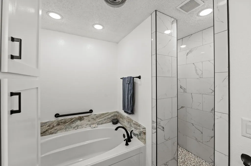 Single Family Residence For Sale in Wood County , 364 Private Road 6602, Mineola, Texas 75773, 4 Bedroom, 3 Bathroom, 2 Garage spaces, 2,428 Sqft, built in 1987, mls#21211854, Real Estate Agent in Mineola, Homes For Sale in Wood county, Homes For Sale in Mineola, Realtor in Mineola Texas, Real Estate Brokerage Independent Realty Texas, Luminita Cordes Realtor