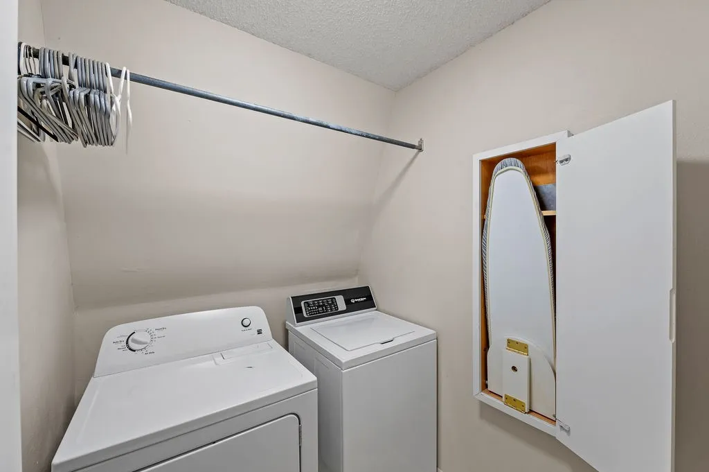Single Family Residence For Sale in Wood County , 364 Private Road 6602, Mineola, Texas 75773, 4 Bedroom, 3 Bathroom, 2 Garage spaces, 2,428 Sqft, built in 1987, mls#21211854, Real Estate Agent in Mineola, Homes For Sale in Wood county, Homes For Sale in Mineola, Realtor in Mineola Texas, Real Estate Brokerage Independent Realty Texas, Luminita Cordes Realtor