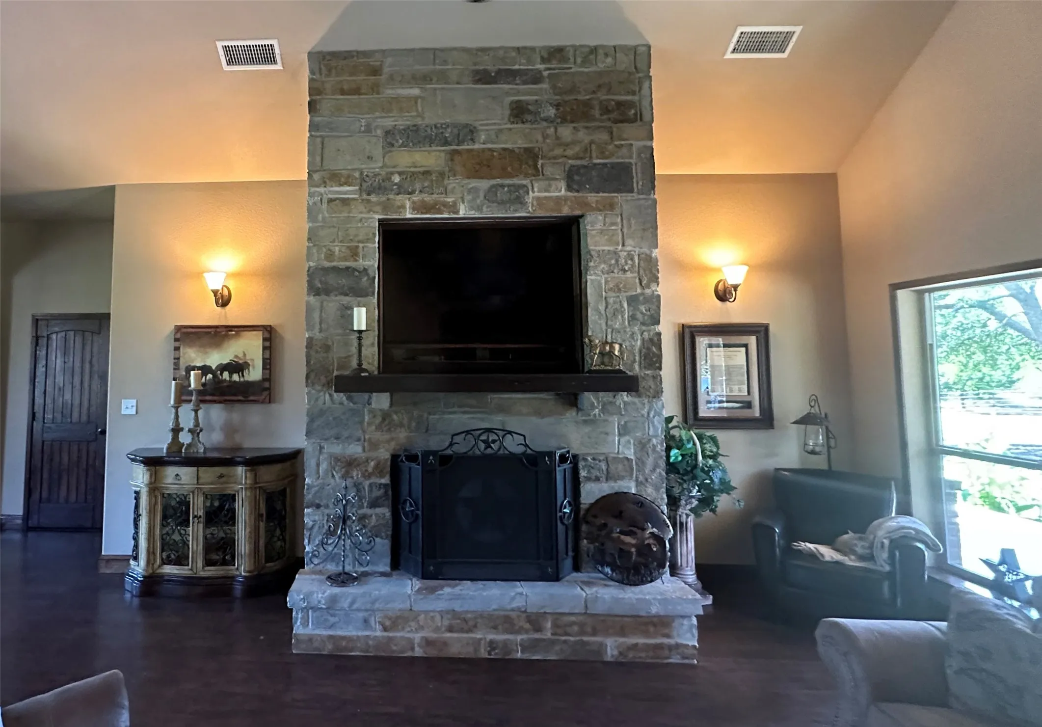 Single Family Residence For Sale in Grayson County , 261 Vickie Lane, Gunter, Texas 75058, 3 Bedroom, 4 Bathroom, 1 Garage spaces, 3,188 Sqft, built in 2015, Preowned, mls#21211496, Real Estate Agent in Gunter, Homes For Sale in Grayson county, Homes For Sale in Gunter, Realtor in Gunter Texas, Real Estate Brokerage Independent Realty Texas, Luminita Cordes Realtor