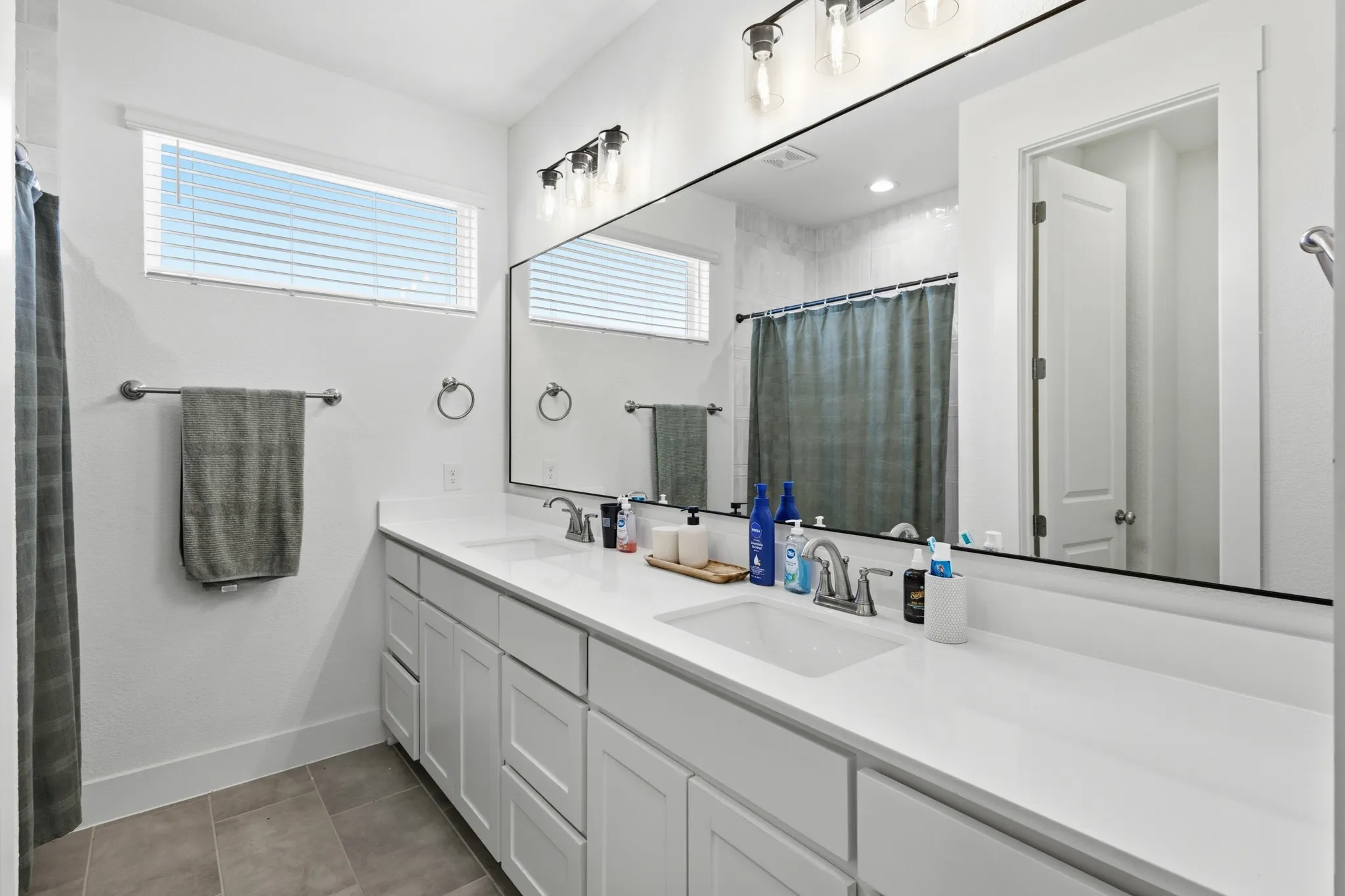 Single Family Residence For Sale in Ellis County , 3121 Katrina Run, Midlothian, Texas 76065, 5 Bedroom, 3 Bathroom, 3 Garage spaces, 2,856 Sqft, built in 2024, Preowned, mls#21211834, Real Estate Agent in Midlothian, Homes For Sale in Ellis county, Homes For Sale in Midlothian, Realtor in Midlothian Texas, Real Estate Brokerage Independent Realty Texas, Luminita Cordes Realtor
