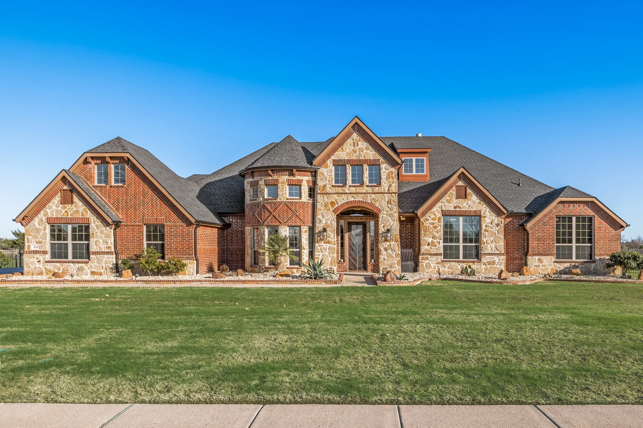 Single Family Residence For Sale in Rockwall County , 721 Kensington Drive, Mclendon Chisholm, Texas 75032, 4 Bedroom, 4 Bathroom, 3 Garage spaces, 3,947 Sqft, built in 2014, mls#21210412, Real Estate Agent in Mclendon Chisholm, Homes For Sale in Rockwall county, Homes For Sale in Mclendon Chisholm, Realtor in Mclendon Chisholm Texas, Real Estate Brokerage Independent Realty Texas, Luminita Cordes Realtor