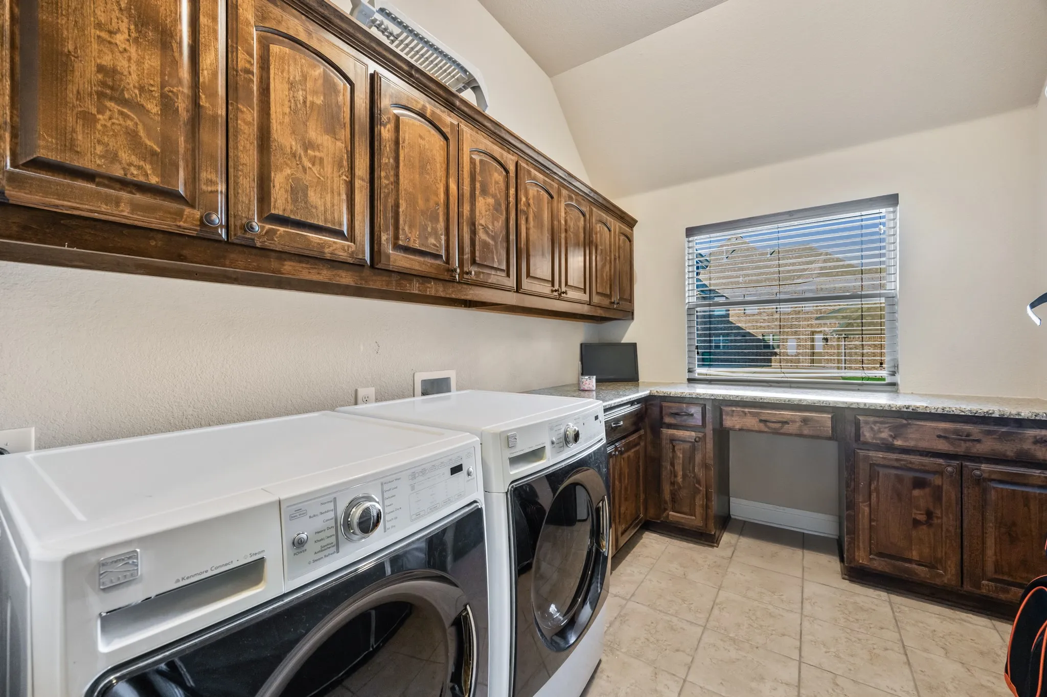 Single Family Residence For Sale in Rockwall County , 721 Kensington Drive, Mclendon Chisholm, Texas 75032, 4 Bedroom, 4 Bathroom, 3 Garage spaces, 3,947 Sqft, built in 2014, mls#21210412, Real Estate Agent in Mclendon Chisholm, Homes For Sale in Rockwall county, Homes For Sale in Mclendon Chisholm, Realtor in Mclendon Chisholm Texas, Real Estate Brokerage Independent Realty Texas, Luminita Cordes Realtor