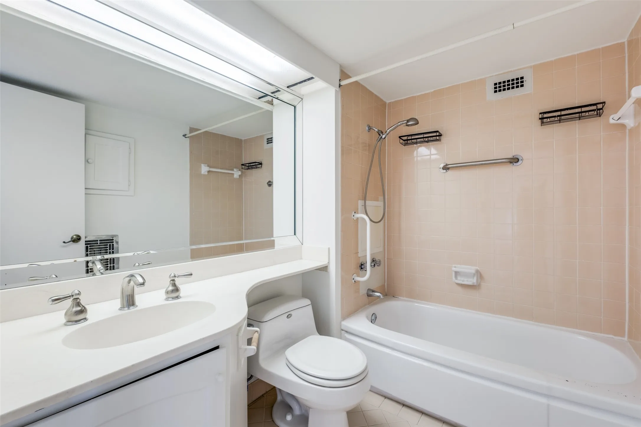 Condominium For Sale in Dallas County , 3701 Turtle Creek Boulevard 5D, Dallas, Texas 75219, 1 Bedroom, 1 Bathroom, 1 Garage spaces, 804 Sqft, built in 1962, Preowned, mls#21210868, Real Estate Agent in Dallas, Homes For Sale in Dallas county, Homes For Sale in Dallas, Realtor in Dallas Texas, Real Estate Brokerage Independent Realty Texas, Luminita Cordes Realtor