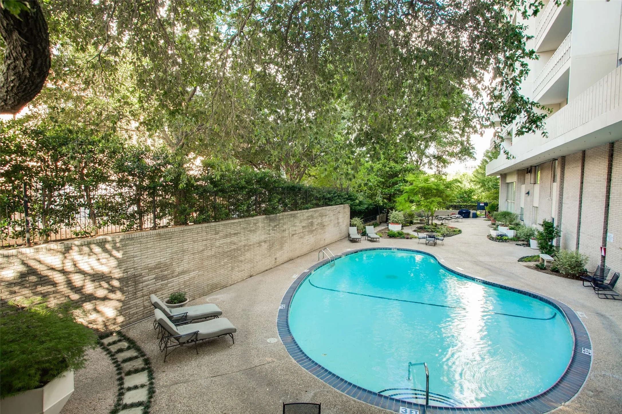 Condominium For Sale in Dallas County , 3701 Turtle Creek Boulevard 5D, Dallas, Texas 75219, 1 Bedroom, 1 Bathroom, 1 Garage spaces, 804 Sqft, built in 1962, Preowned, mls#21210868, Real Estate Agent in Dallas, Homes For Sale in Dallas county, Homes For Sale in Dallas, Realtor in Dallas Texas, Real Estate Brokerage Independent Realty Texas, Luminita Cordes Realtor