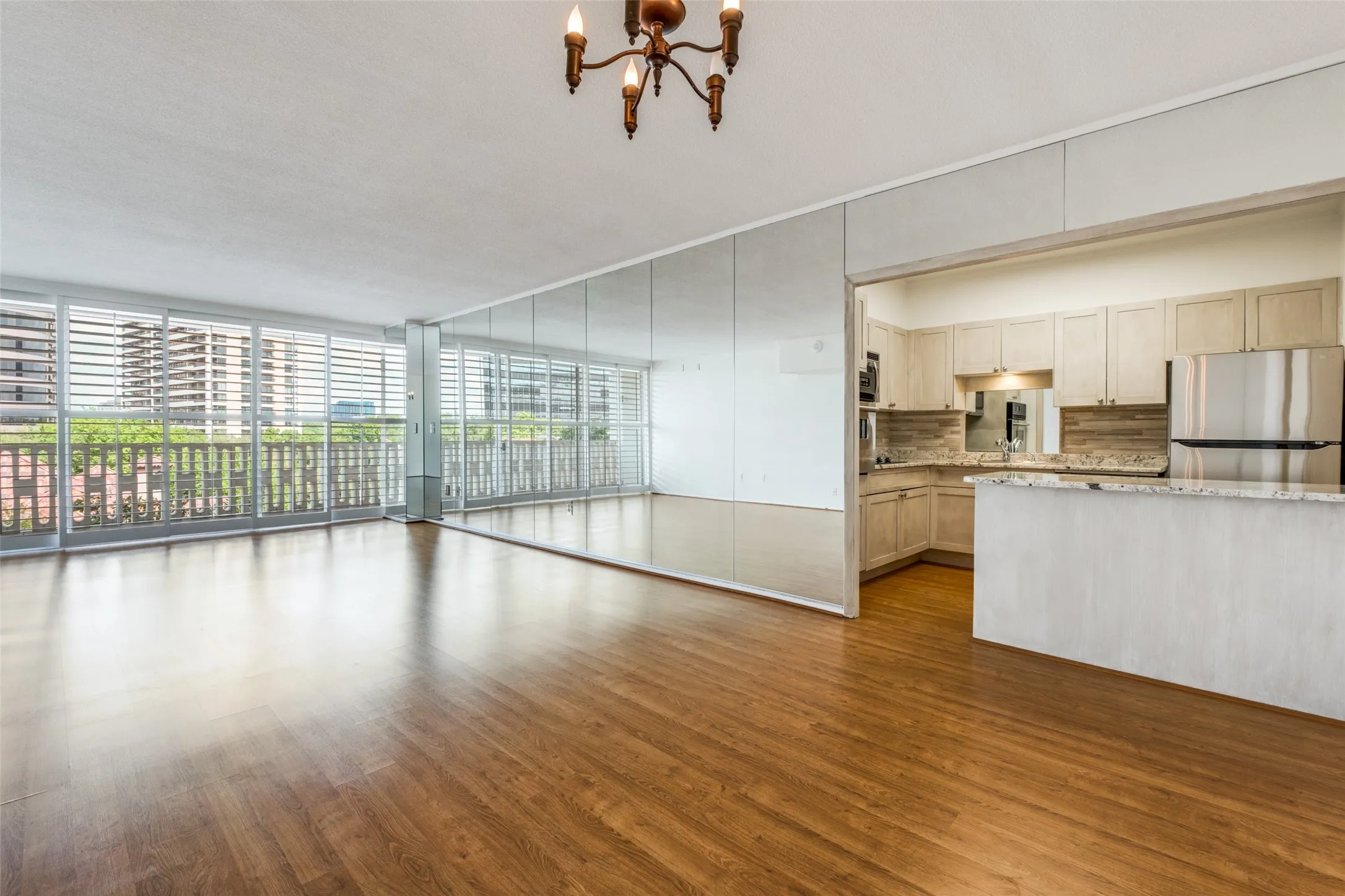 Condominium For Sale in Dallas County , 3701 Turtle Creek Boulevard 5D, Dallas, Texas 75219, 1 Bedroom, 1 Bathroom, 1 Garage spaces, 804 Sqft, built in 1962, Preowned, mls#21210868, Real Estate Agent in Dallas, Homes For Sale in Dallas county, Homes For Sale in Dallas, Realtor in Dallas Texas, Real Estate Brokerage Independent Realty Texas, Luminita Cordes Realtor