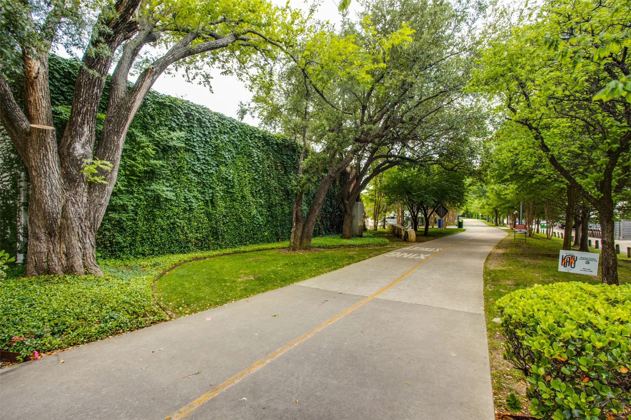 Condominium For Sale in Dallas County , 3701 Turtle Creek Boulevard 5D, Dallas, Texas 75219, 1 Bedroom, 1 Bathroom, 1 Garage spaces, 804 Sqft, built in 1962, Preowned, mls#21210868, Real Estate Agent in Dallas, Homes For Sale in Dallas county, Homes For Sale in Dallas, Realtor in Dallas Texas, Real Estate Brokerage Independent Realty Texas, Luminita Cordes Realtor